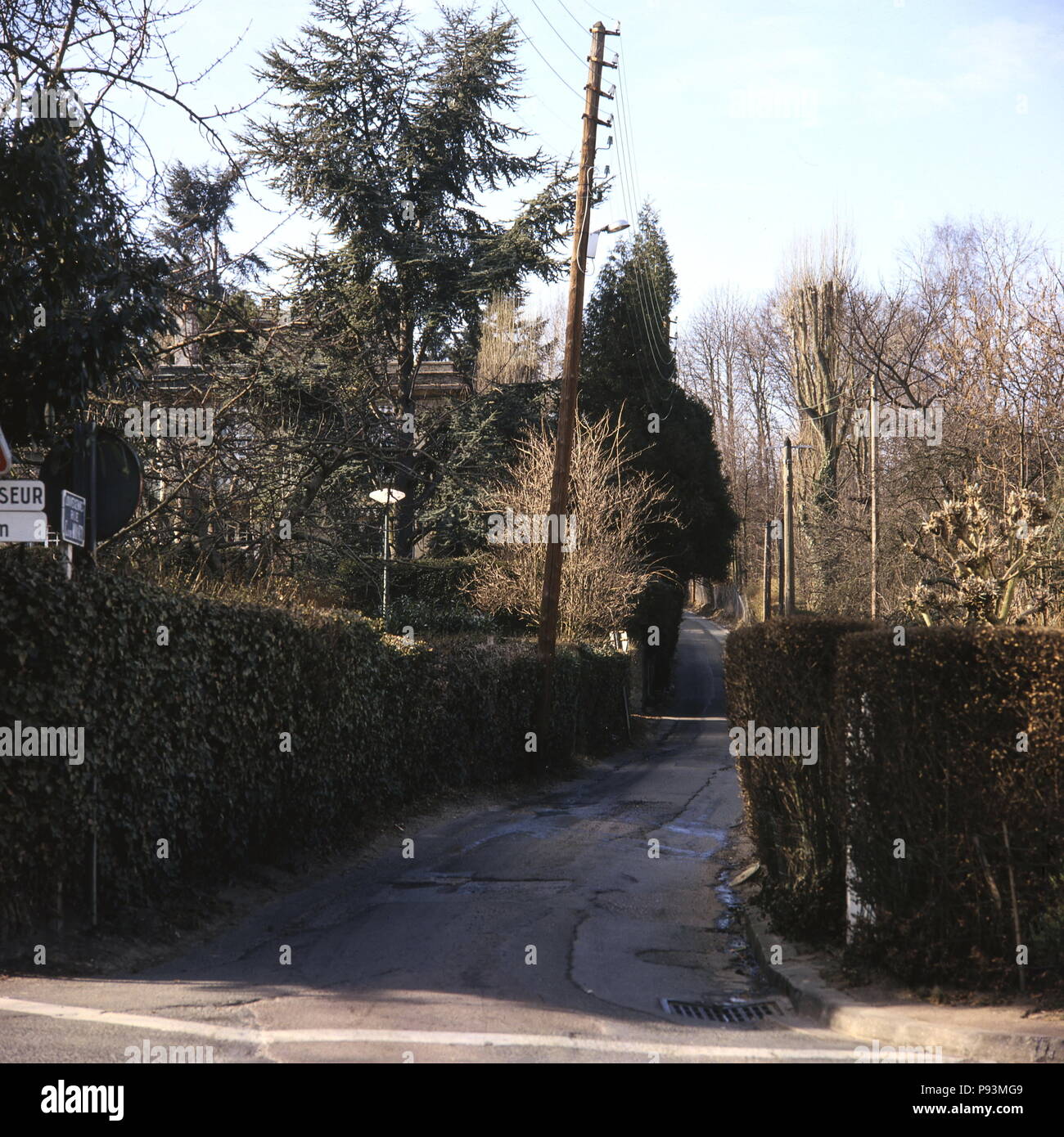 AJAXNETPHOTO. LOUVECIENNES, Frankreich. - Straße IM DORF NAMENS FÜR FRANZÖSISCHE IMRESSIONIST MALER CLAUDE MONET. Foto: Jonathan Eastland/AJAX REF: 85 19 Stockfoto