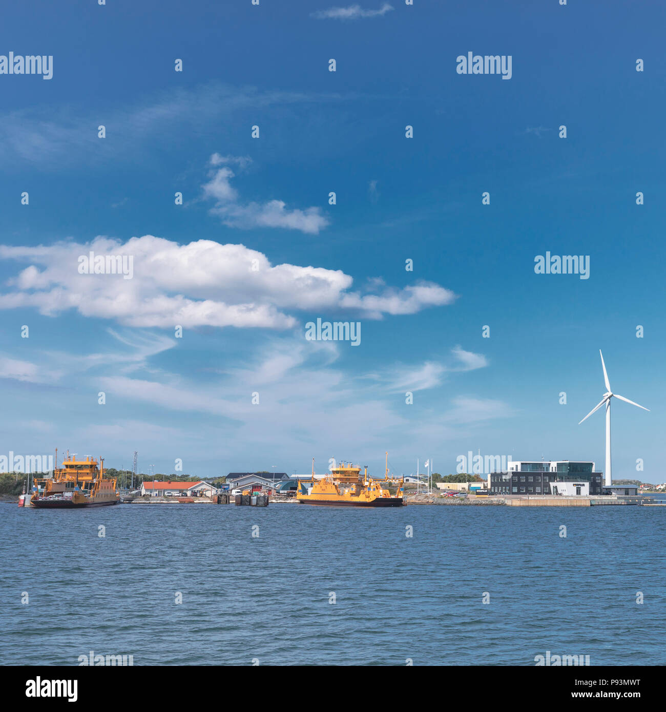 Die malerische Landschaft der Insel Hönö und Big coastal Wind Turbine im Archipel der Westküste von Schweden Stockfoto