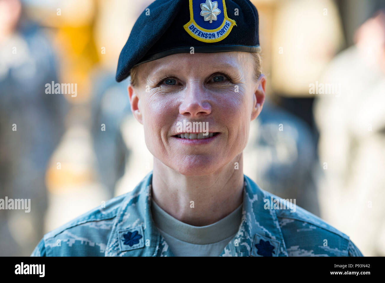 Oberstleutnant Alta Caputo, 105 Base Defense Squadron (BDS) Commander, Stewart Air National Guard Base, N.Y., posiert für ein Foto während der 820Th Base Defense Gruppe ändern des Befehls Zeremonie, 12. Juli 2018, bei Moody Air Force Base, Ga. Die Zeremonie stellt die formale Übergabe der Zuständigkeit, Befugnis und Verantwortlichkeit der Befehl von einem Offizier zu einem anderen. Kol. Benito Barron, 820Th BDG Commander, der vor kurzem seinen Aufgaben als Leiter der Heimatverteidigung und Schutz Abteilung für Headquarters United States Northern Command verzichtet, wird jetzt mit dem Befehl 820th BDG. Die 820Th BDG, wh Stockfoto