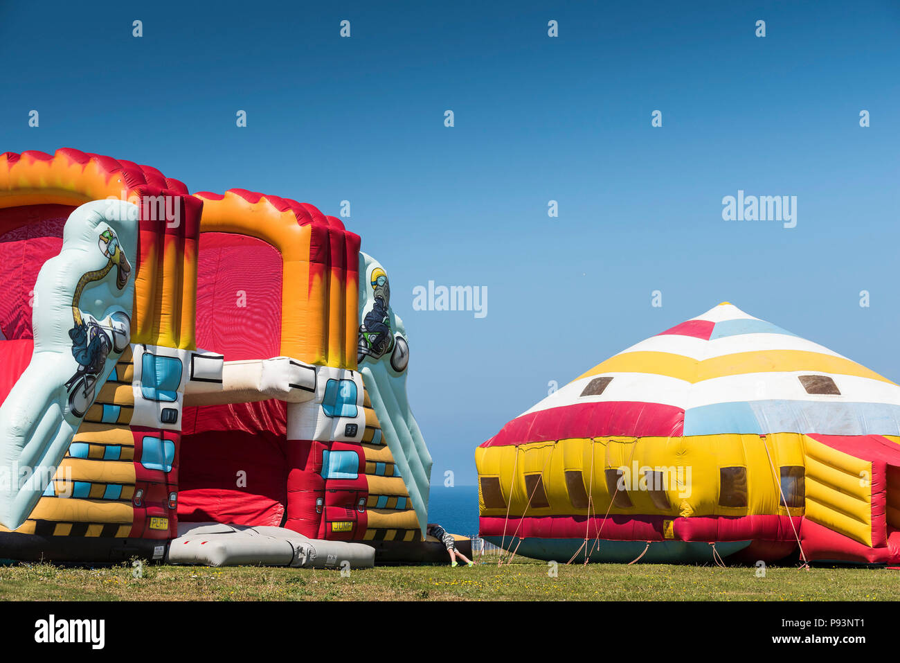 Großen bunten Hüpfburgen auf Barrowfields in Newquay in Cornwall. Stockfoto