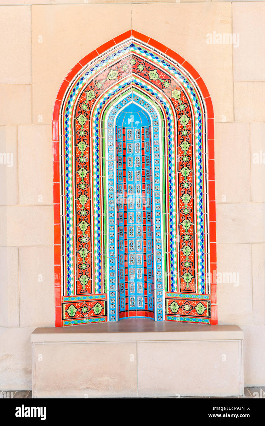 Fliesen- Sitzecke im Sultan Qaboos Grand Mosque in Maskat, Oman, Stockfoto