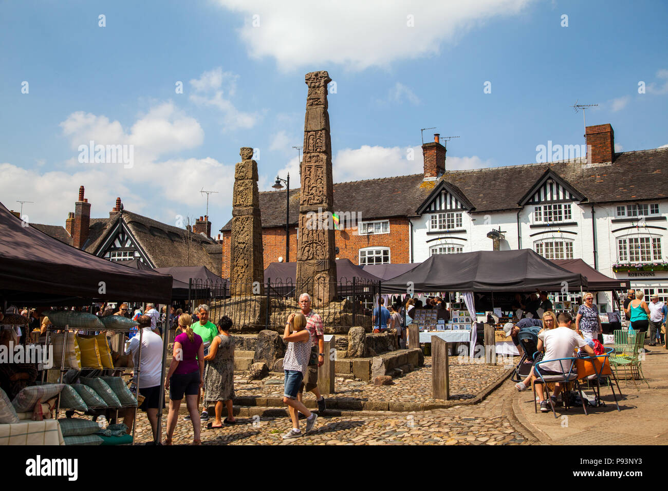 Menschen, Männer und Frauen, die den Sommer geniessen Sonnenschein am Bauernmarkt produzieren in der Marktgemeinde Sandbach Cheshire England Großbritannien Stockfoto