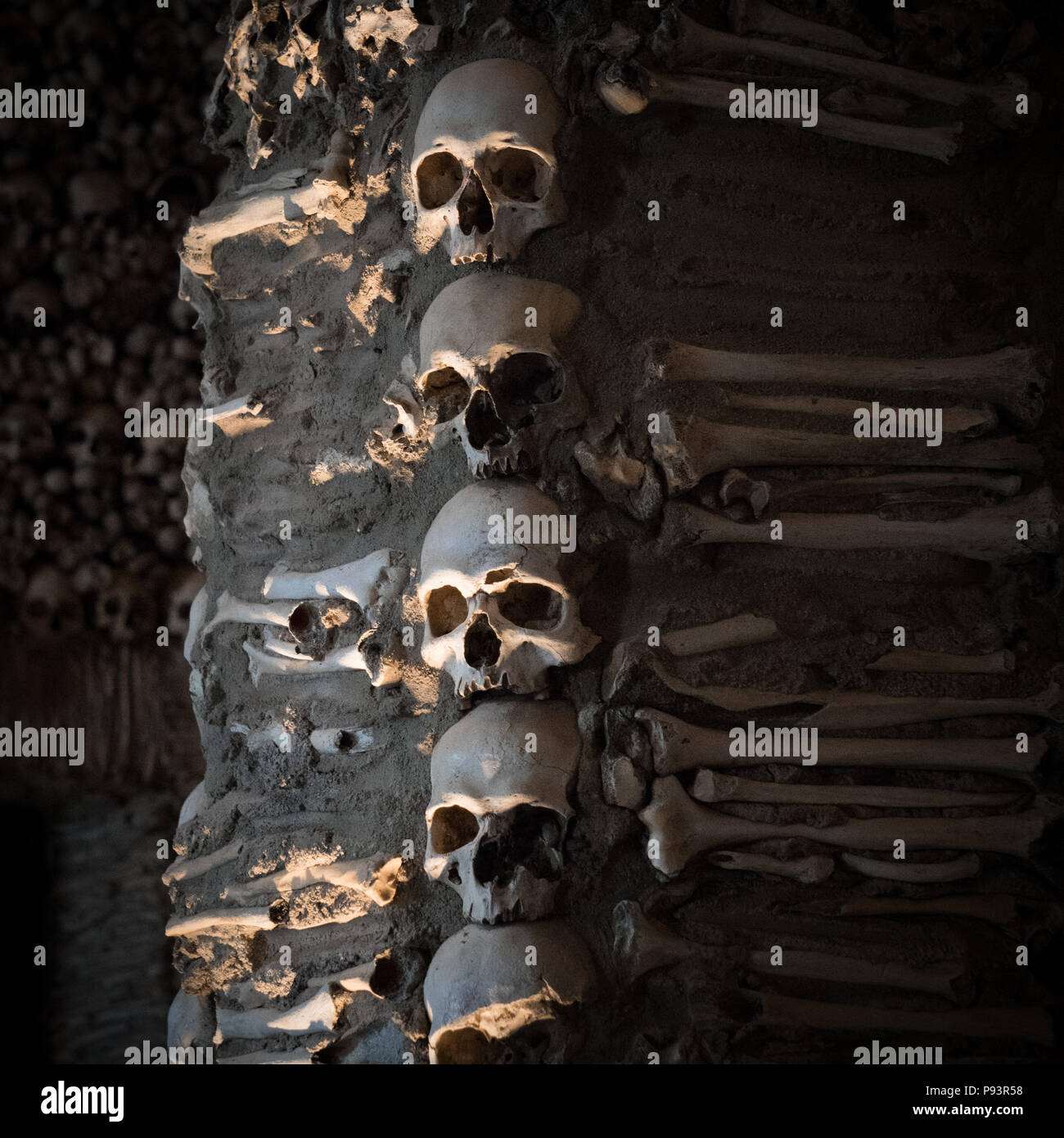 Gruselig und dunklen Knochen Kapelle Säule der menschliche Schädel und Knochen detail. Stockfoto