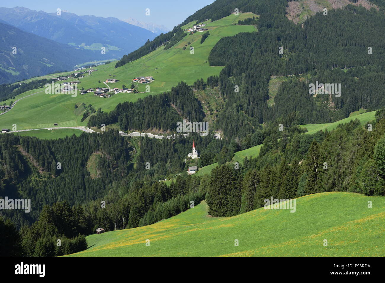 St. Justina, Sankt Justina, Osttirol, Pustertaler Höhenstraße, Wald, Straße, Kirche, Weiler, Pustertal, Assling, Osttirol, Tirol, romanisch, gotisch, Stockfoto