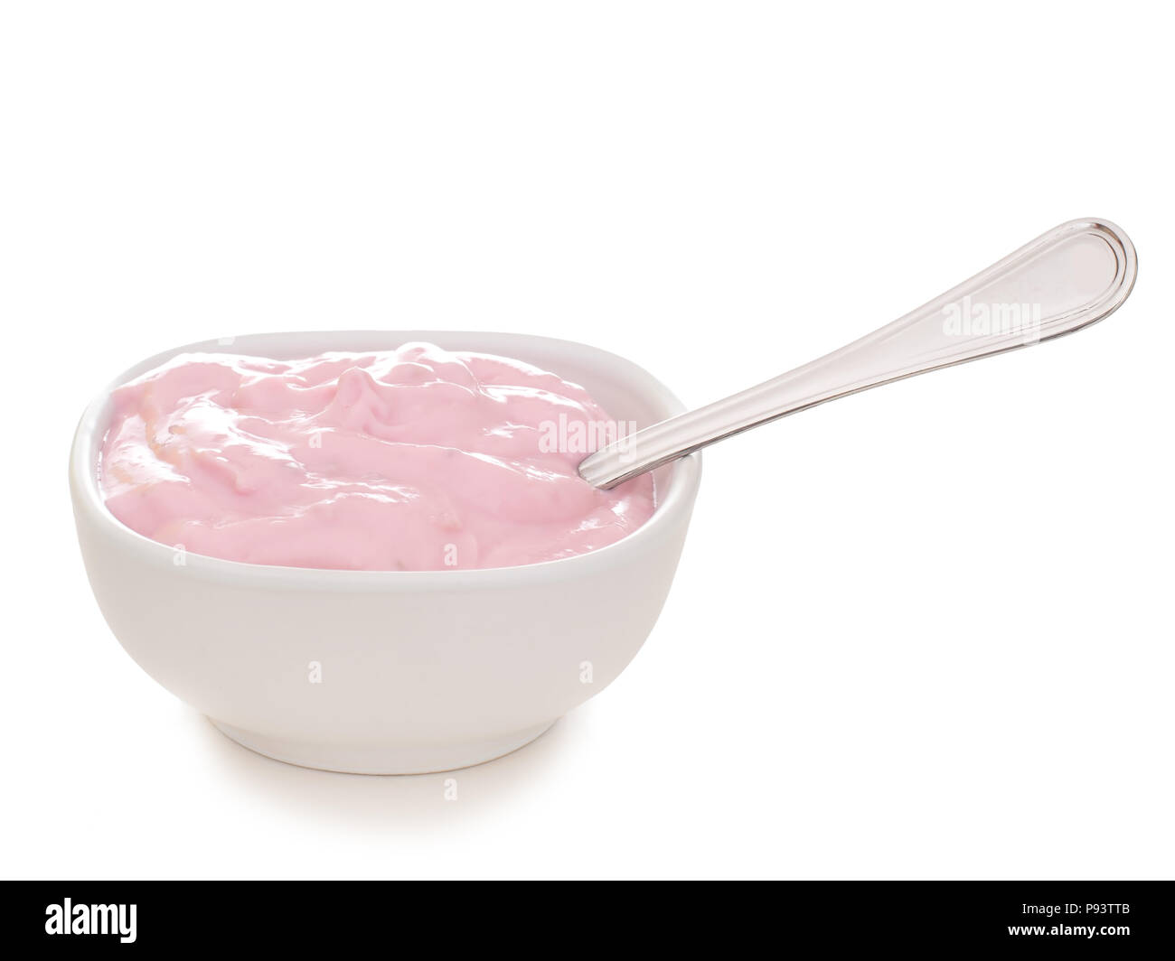 Isländischer Skyr, gesund essen, raspoberry Aroma in der Schüssel, isoliert auf Weiss. Ähnlich wie Joghurt, es ist eine Art von Käse, eine kultivierte Milchprodukt. Stockfoto