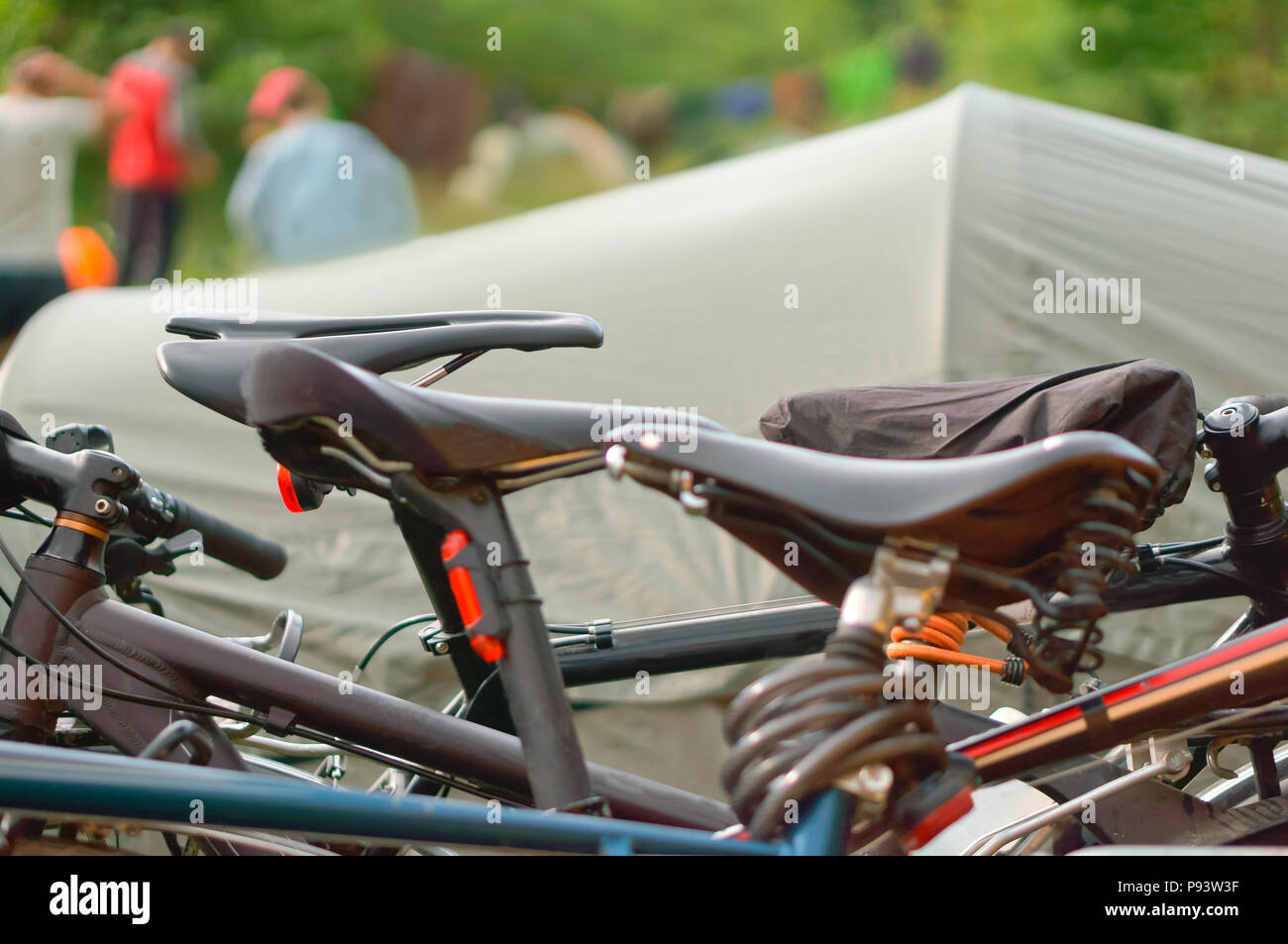 Zeltlager für Radfahrer, Zelten und Fahrrädern auf dem Campingplatz im Sommer Stockfoto