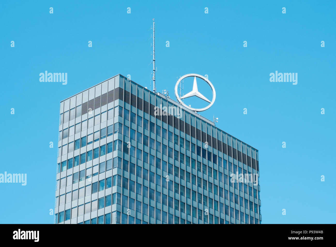 Berlin, Deutschland - Juli 2017: Die Oberseite des Europacenter Gebäude auf dem Breitscheidplatz in Berlin mit dem Logo von Mercedes Benz Stockfoto