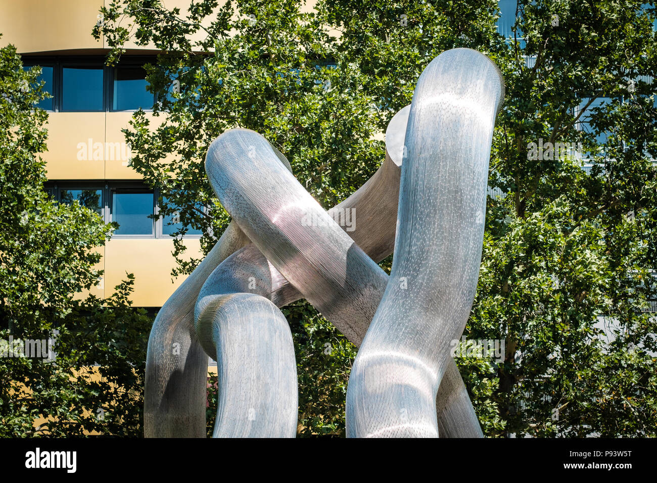 Berlin, Deutschland - Juli 2017: Detail der 'Broken chain' Skulptur am Kurfürstendamm, vom Bildhauer Brigitte und Martin Matschinsky-Denninghoff Matsch Stockfoto
