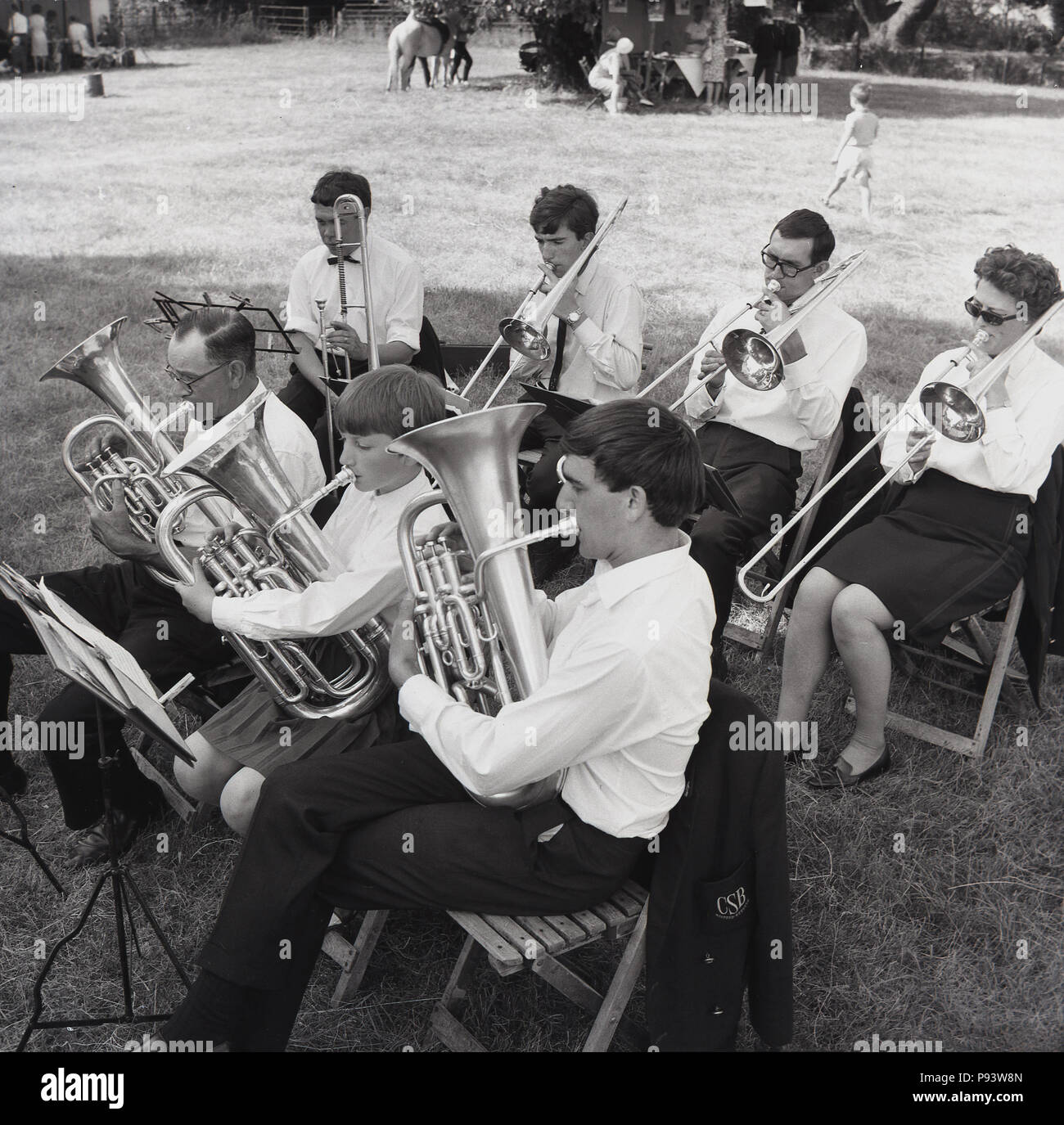 1967, historische, eine kleine Messing oder Silber Band außerhalb spielen an einem Dorffest, England, UK. Stockfoto