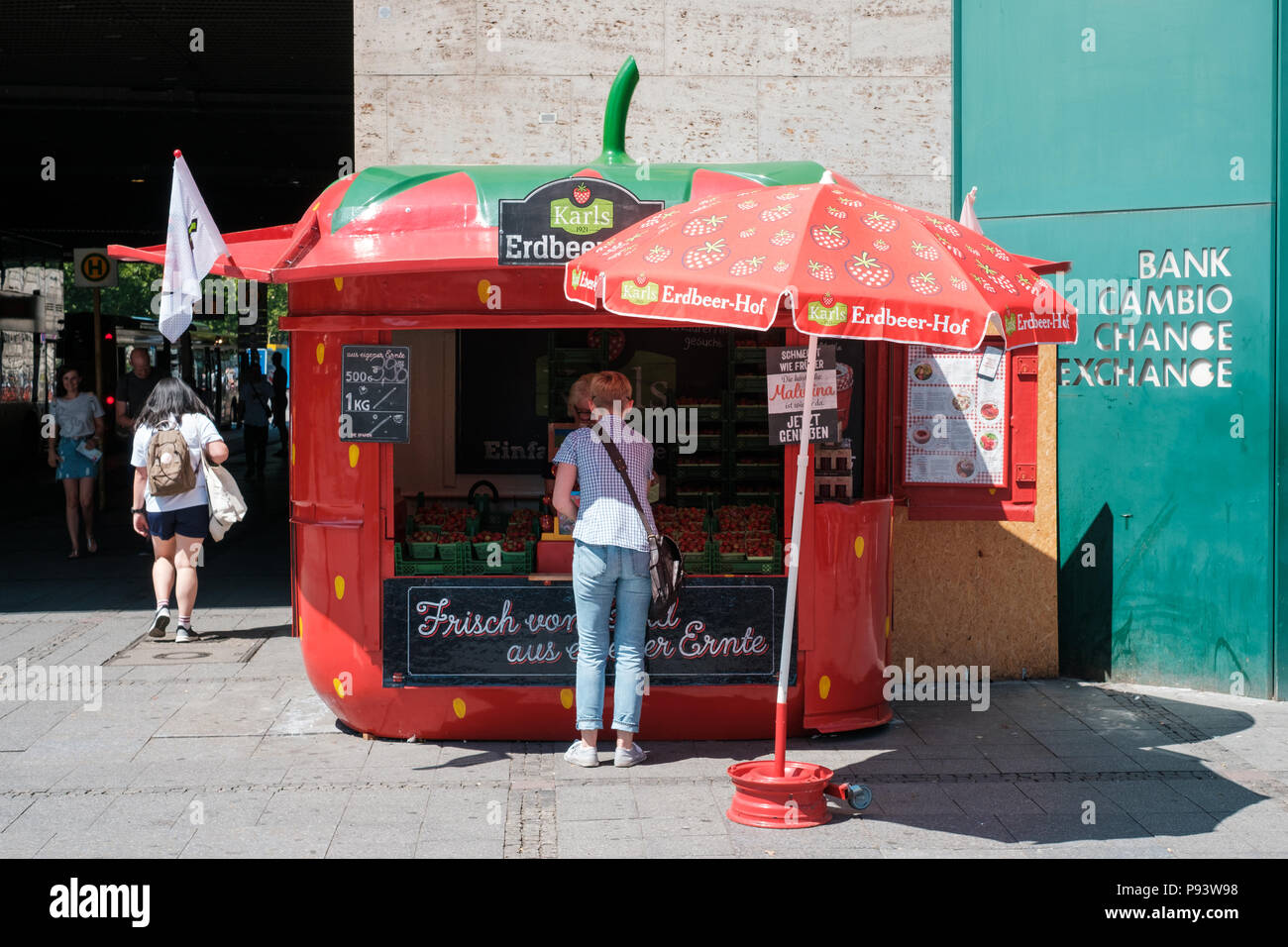 Berlin, Deutschland - Juli 2017: Eine rote Erdbeer-Hof Erdbeere Hütte, geformt wie eine Erdbeere verkauft Karl's Erdbeeren in Berlin, Deutschland Stockfoto