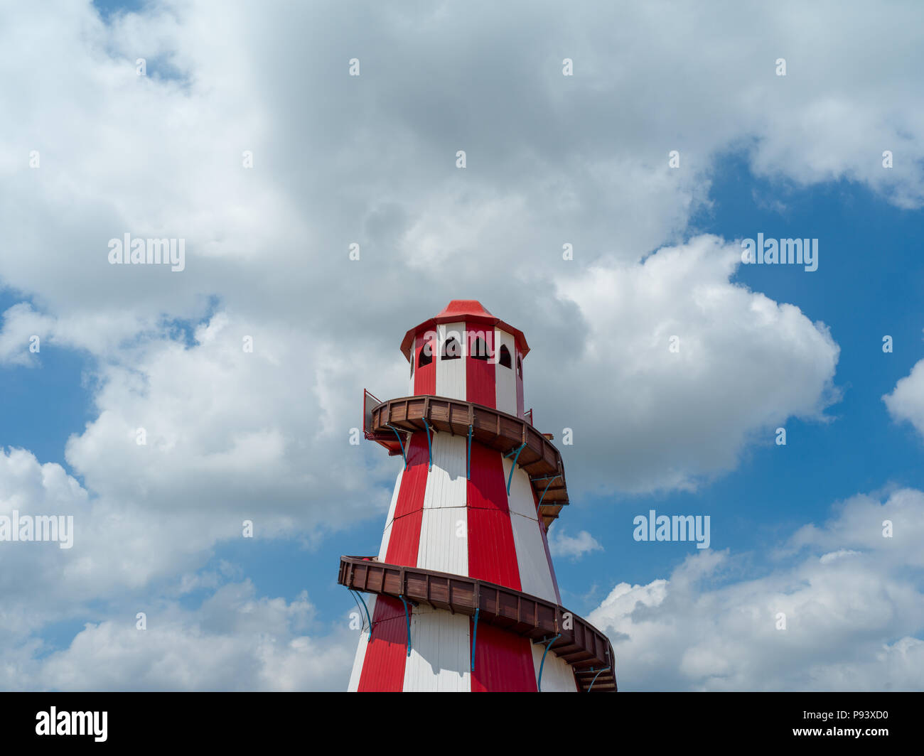 Helter Skelter Kirmes fahren im Sommer. Karneval, Fete, Festival klassische traditionelle retro Ride für chilrdren. Stockfoto