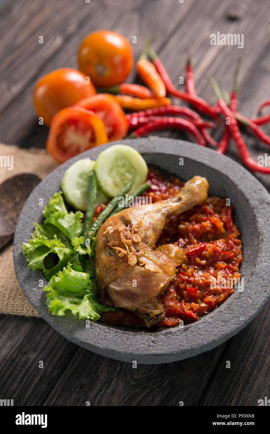 Nahaufnahme der ayam penyet Traditionelle würzige Soße oder Sambal. Fried Chicken Stockfoto