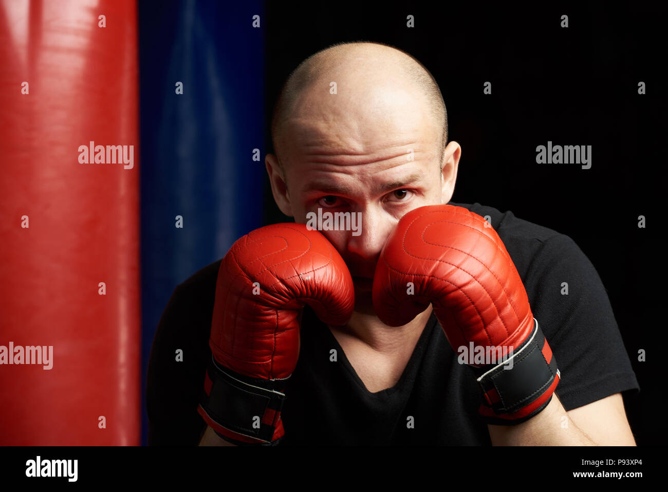 Boxing Verteidigung Thema. Ein Mann blockiing Boxing Punch Stockfoto