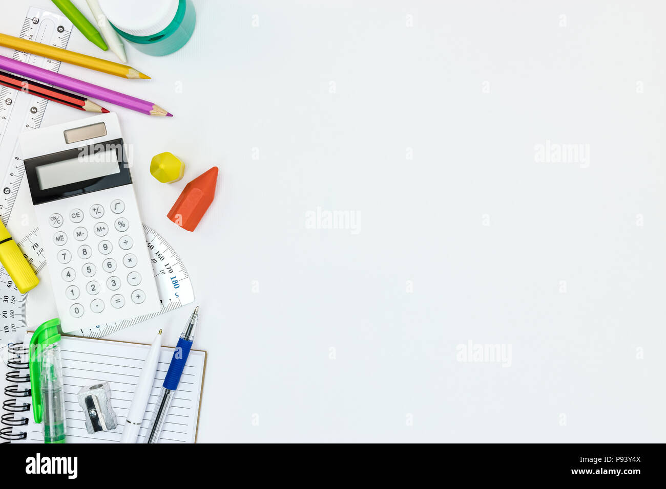 Schule Schreiben und Malen liefert auf weißem Schreibtisch Hintergrund mit Kopie Raum, flache Ansicht Stockfoto