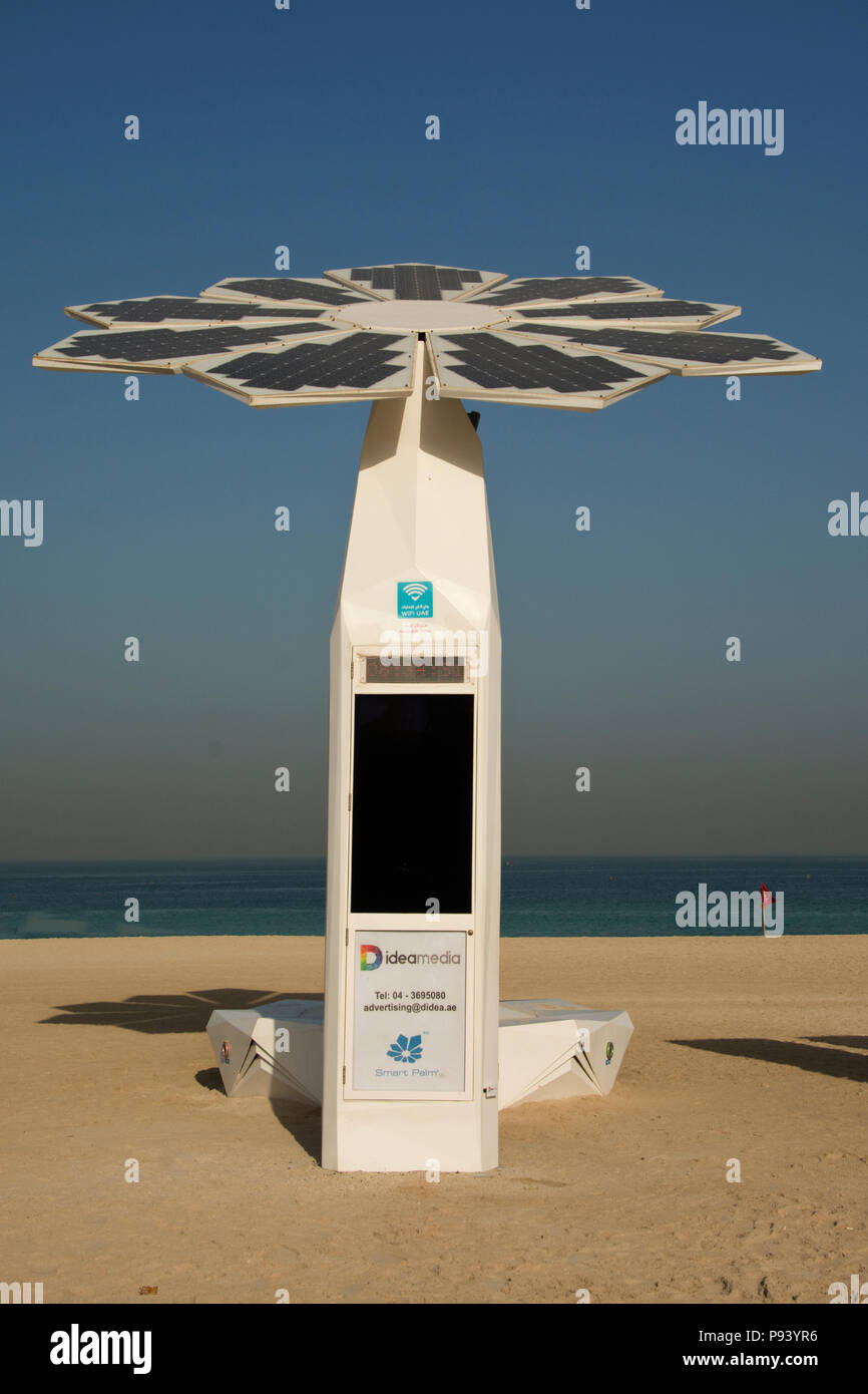 Vereinigte Arabische Emirate, VAE, Dubai, Jumeirah Beach, solarbetriebene Informationen Stand Stockfoto