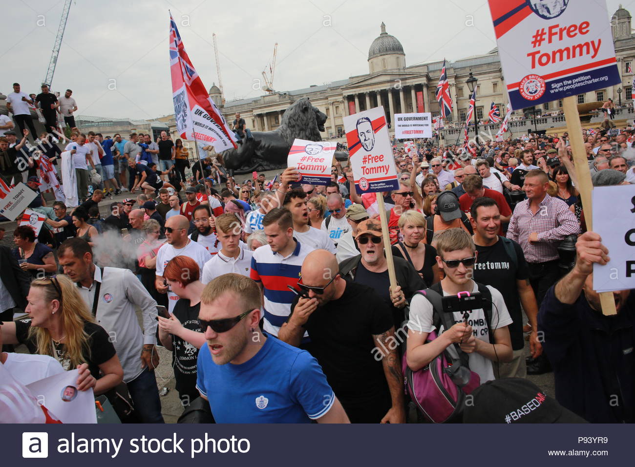 Eine Demonstration in London wurde zur Unterstützung von Tommy Robinson statt. Eine Menge seiner Anhänger marschierte vom Trafalgar Square, die Downing Stockfoto