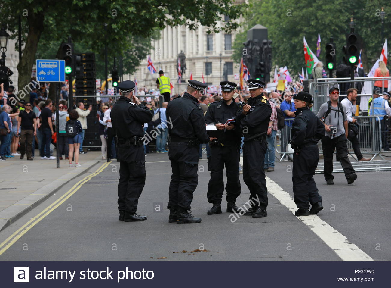 Eine Demonstration in London wurde zur Unterstützung von Tommy Robinson statt. Eine Menge seiner Anhänger marschierte vom Trafalgar Square, die Downing Stockfoto