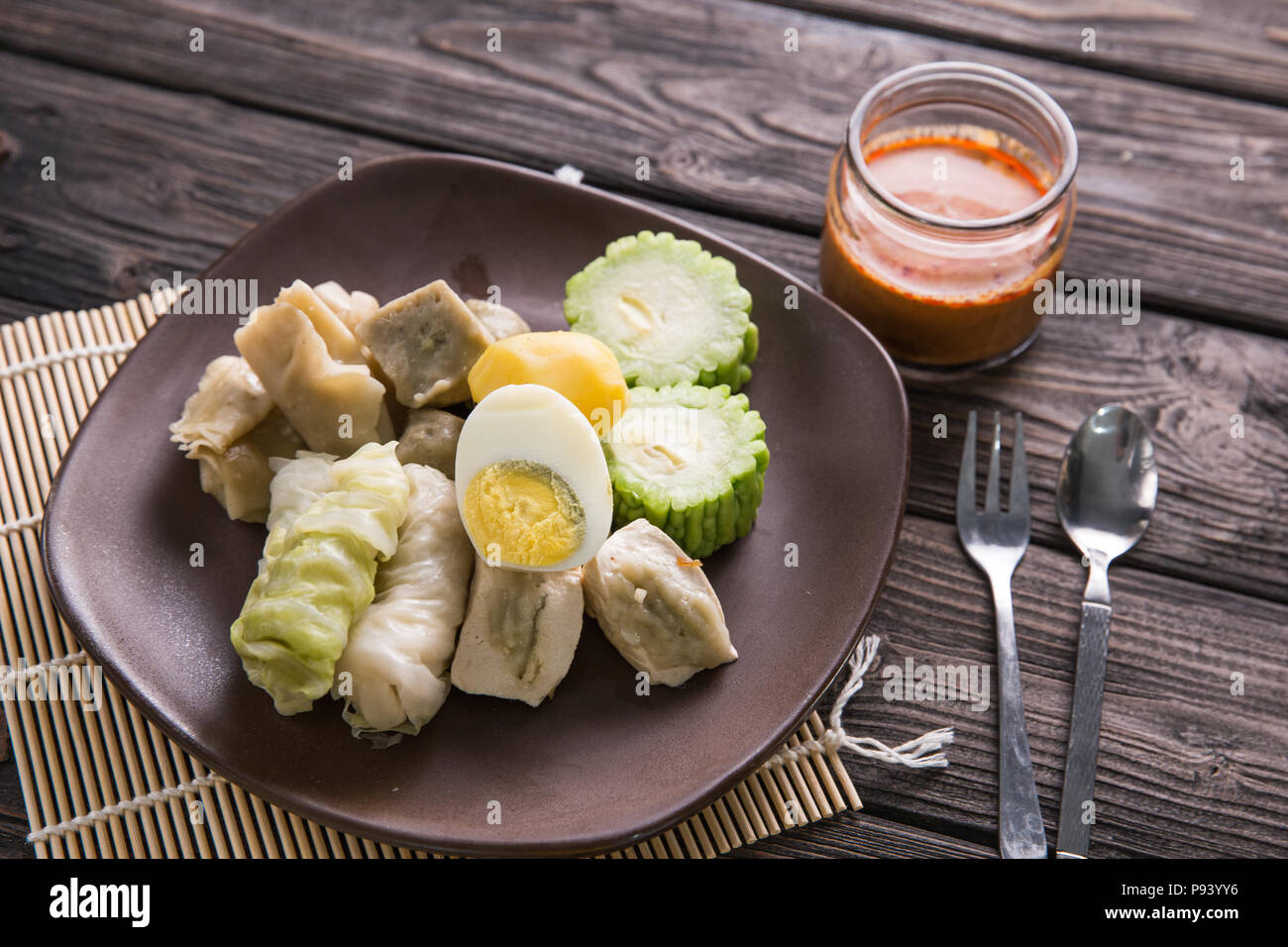 Siomay. traditionellen indonesischen Essen mit Erdnusssoße. Knödel Stockfoto