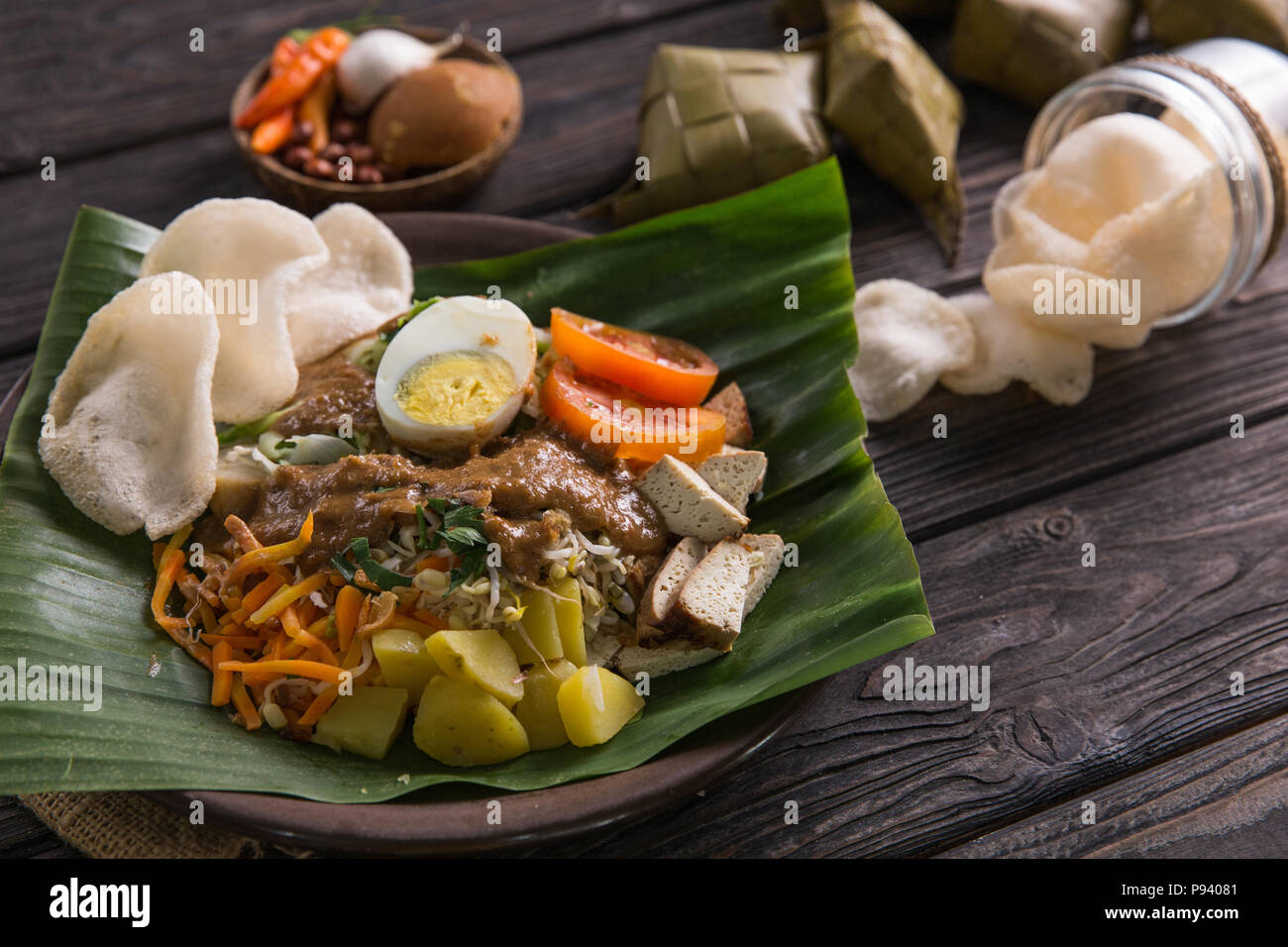 Gado - gado. traditionellen indonesischen Essen. Reis Kuchen, Eier und Gemüse mit Erdnusssoße Stockfoto