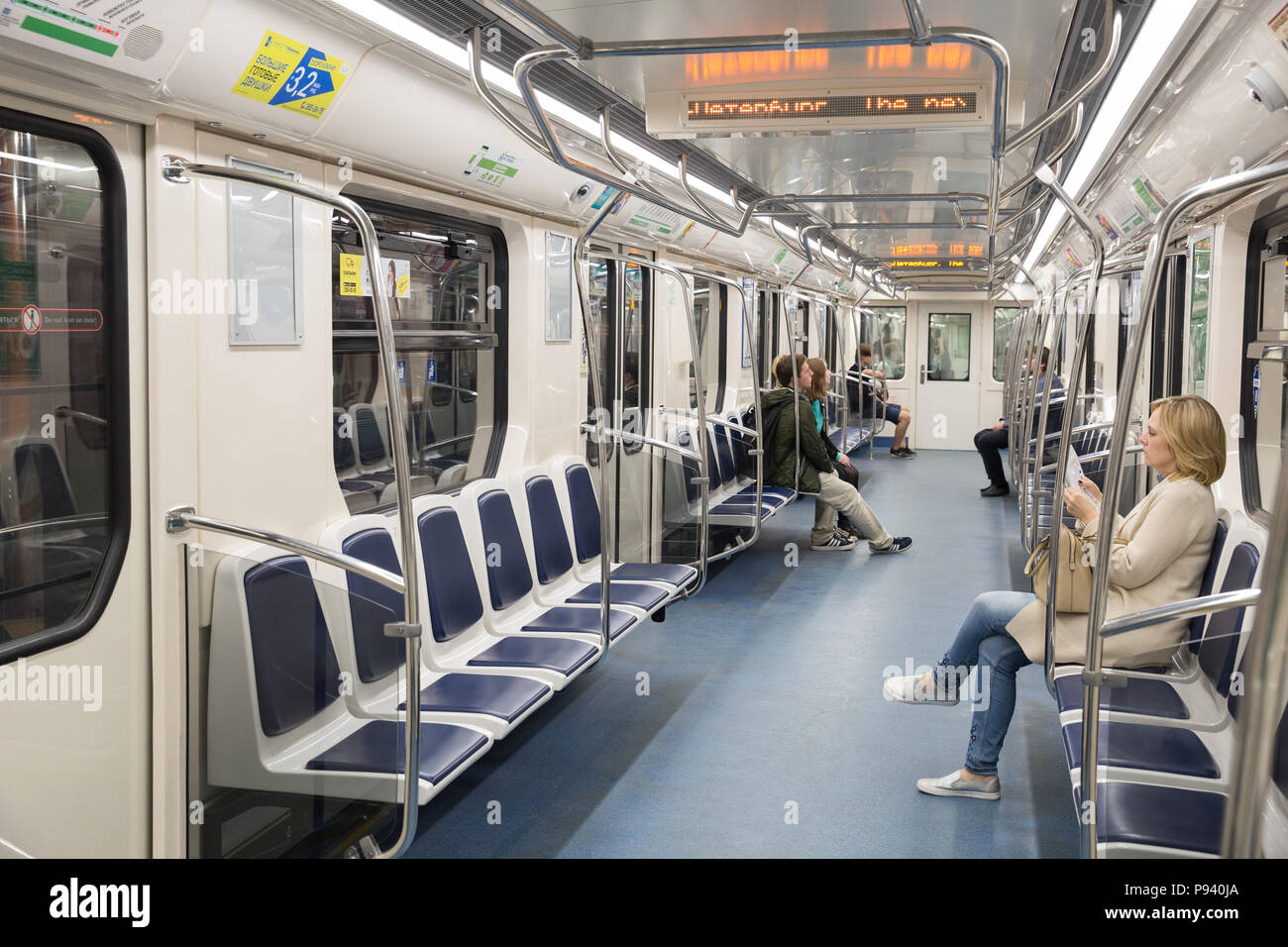 Sankt Petersburg, Russland - Juli 11, 2018: die Menschen in eine neue Hälfte - leere U-Bahn U-Bahn Auto Stockfoto
