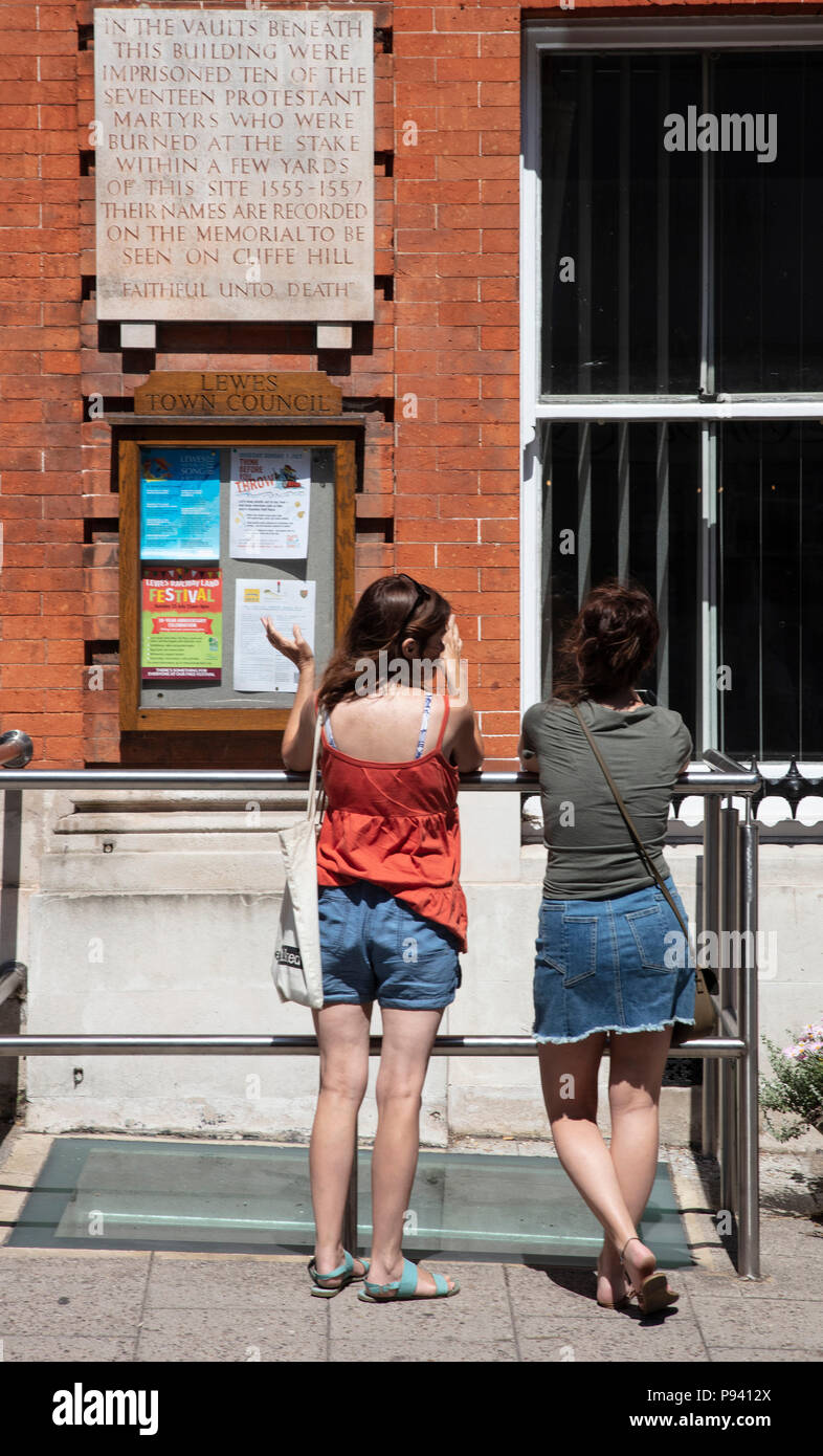 Zwei Mädchen über die Verbrennung auf dem Scheiterhaufen der evangelischen Märtyrer und ihr Denkmal in der Stadtmitte bei Lewes, East Sussex Stockfoto