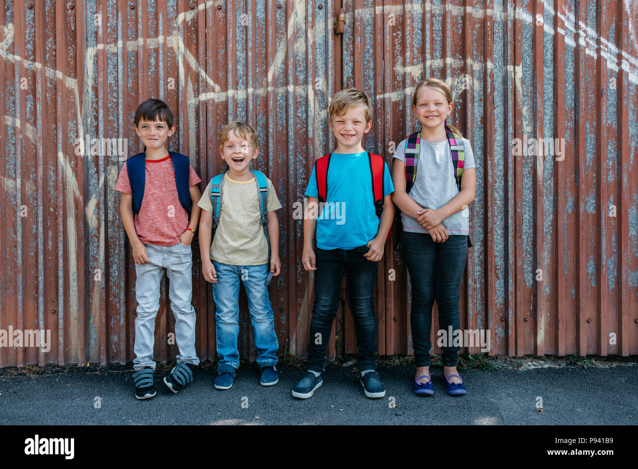Portrait von jungen Studenten Spaß zusammen auf dem Weg zur Schule. Lächelnd Mitschüler, außerhalb der Schule. Stockfoto