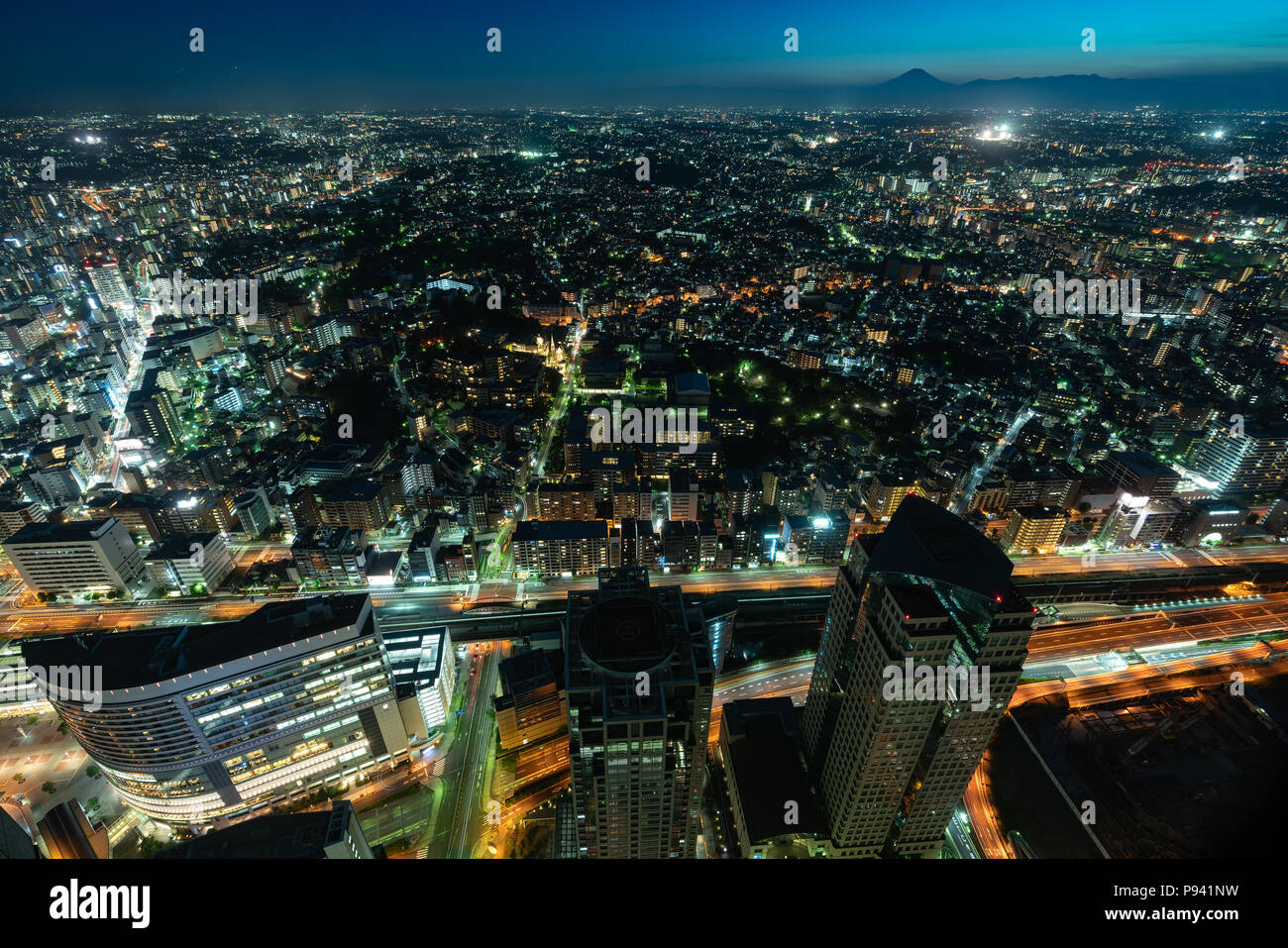 Nachtansicht von Minato Mirai Gegend von Yokohama City in Kanagawa, Japan. Stockfoto