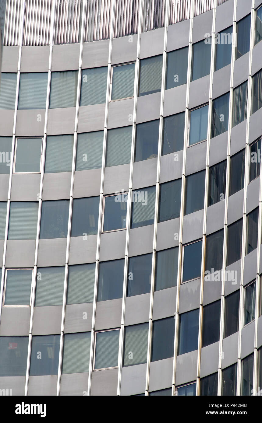 Gekrümmte Fassade eines Bürohochhaus Stockfoto