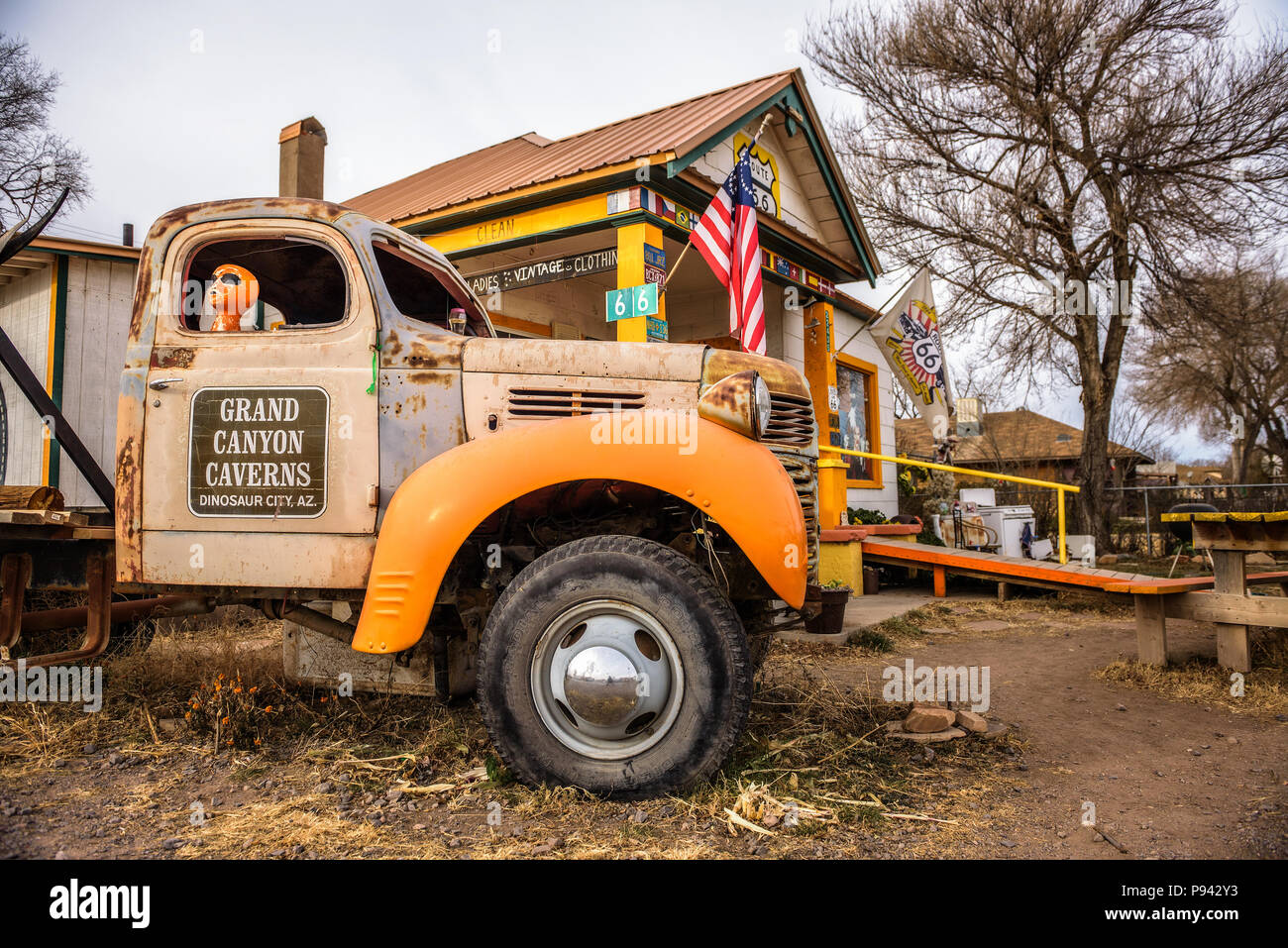 Alte Lkw-Links an einem Souvenirshop auf der Route 66 in Arizona abgebrochen Stockfoto