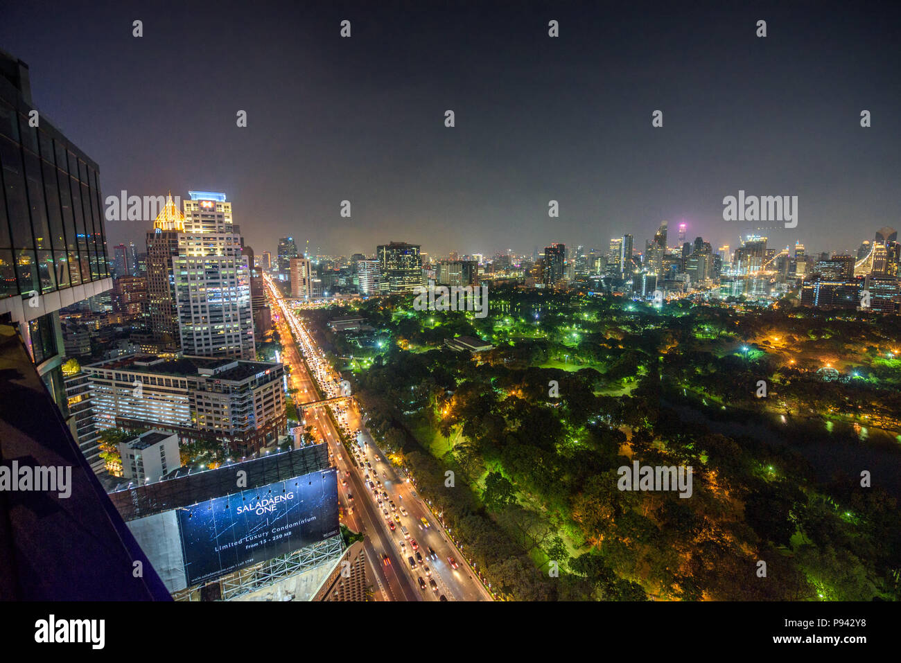 Night Skyline von Midtown Bangkok mit Lumphini Park Stockfoto