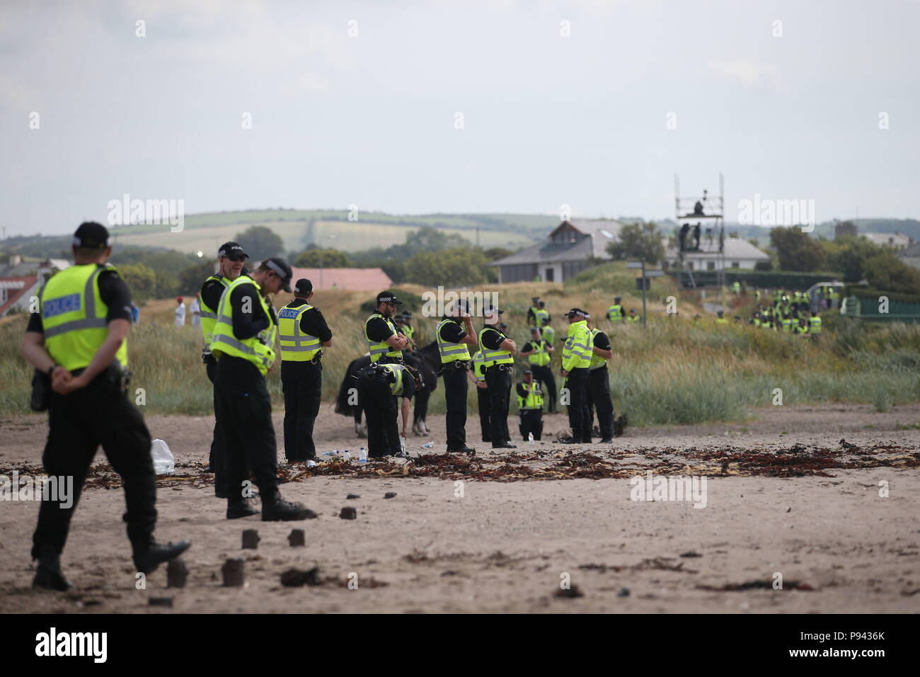 Polizei Spalier der Strand in der Nähe des Trump Turnberry Resort in South Ayrshire, wo US-Präsident Donald Trump und First Lady Melania Trump das Wochenende verbringen. Stockfoto