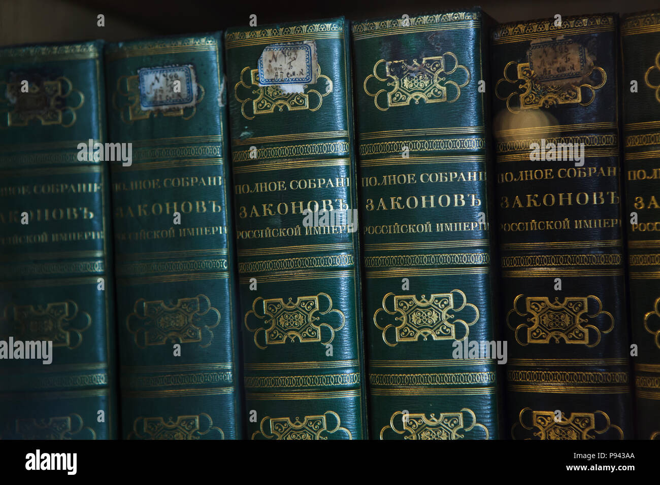 Komplette Sammlung von Gesetzen des Russischen Imperiums in die Bibliothek des Zaren Nikolaus II. im Winter Palace in St. Petersburg, Russland. Stockfoto