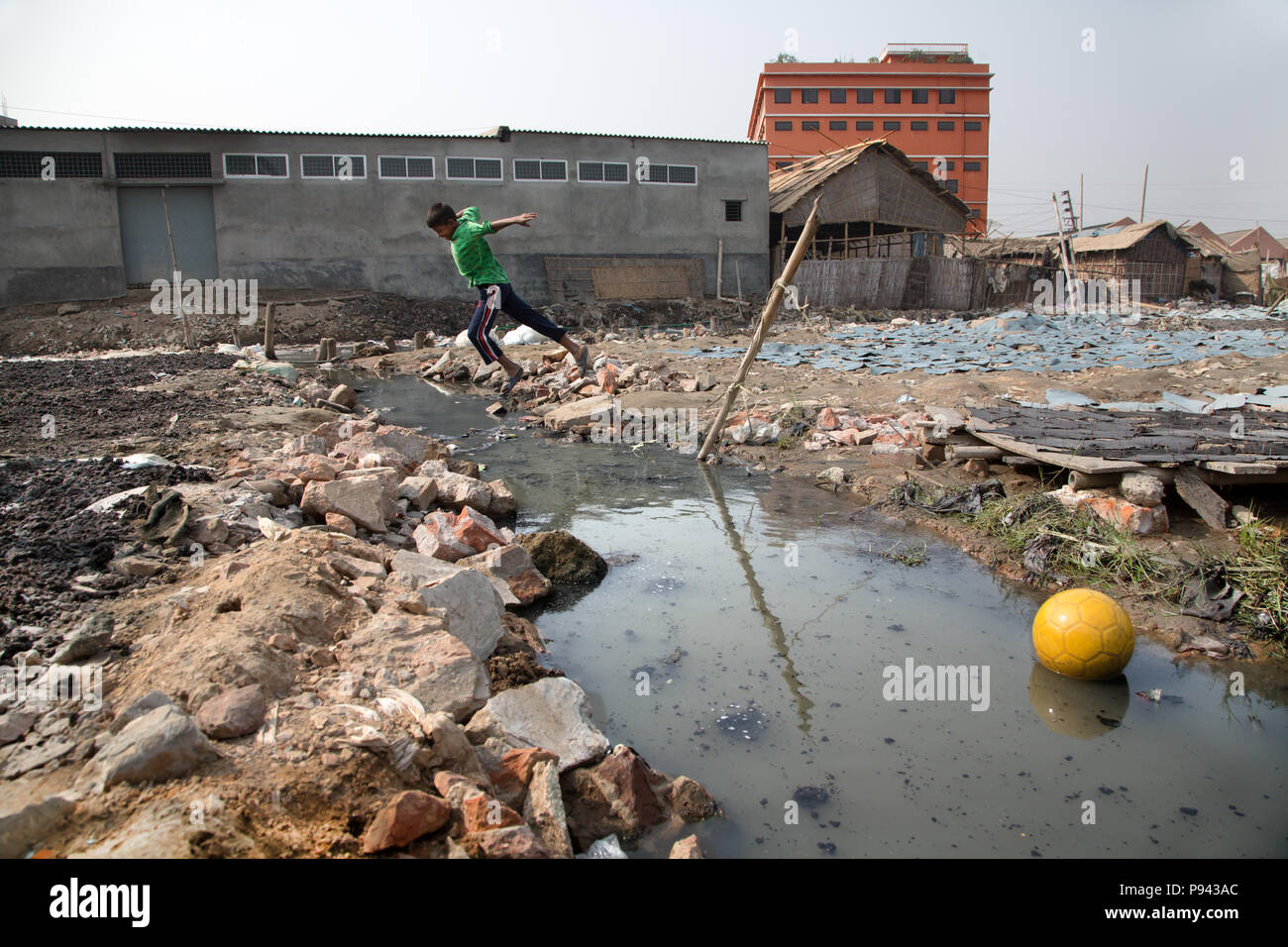 Zicklein springen auf Stream gefüllt mit verschmutztes Wasser in Hazaribagh, leder Fabriken/Gerbereien Bezirk, Dhaka, Bangladesch Stockfoto