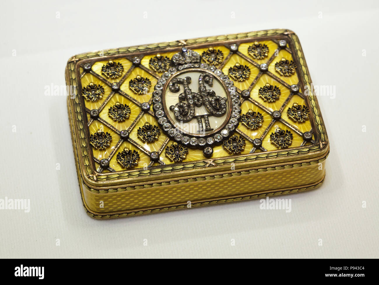 Fabergé imperial Präsentation snuff Box mit dem Monogramm des Kaiser Nikolaus II. von Russland, die vor 1896 von finnischen Goldschmied August Wilhelm Holmström unter der Aufsicht der russischen Juwelier Carl Fabergé in der Fabergé Museum in St. Petersburg, Russland. Der Schnupftabak, wurde Baron Arthur von Bolfras im Januar oder März 1897, präsentierte, als er den Kaiser Franz Joseph I. von Österreich auf Staatsbesuch in Sankt Petersburg begleitet. Stockfoto