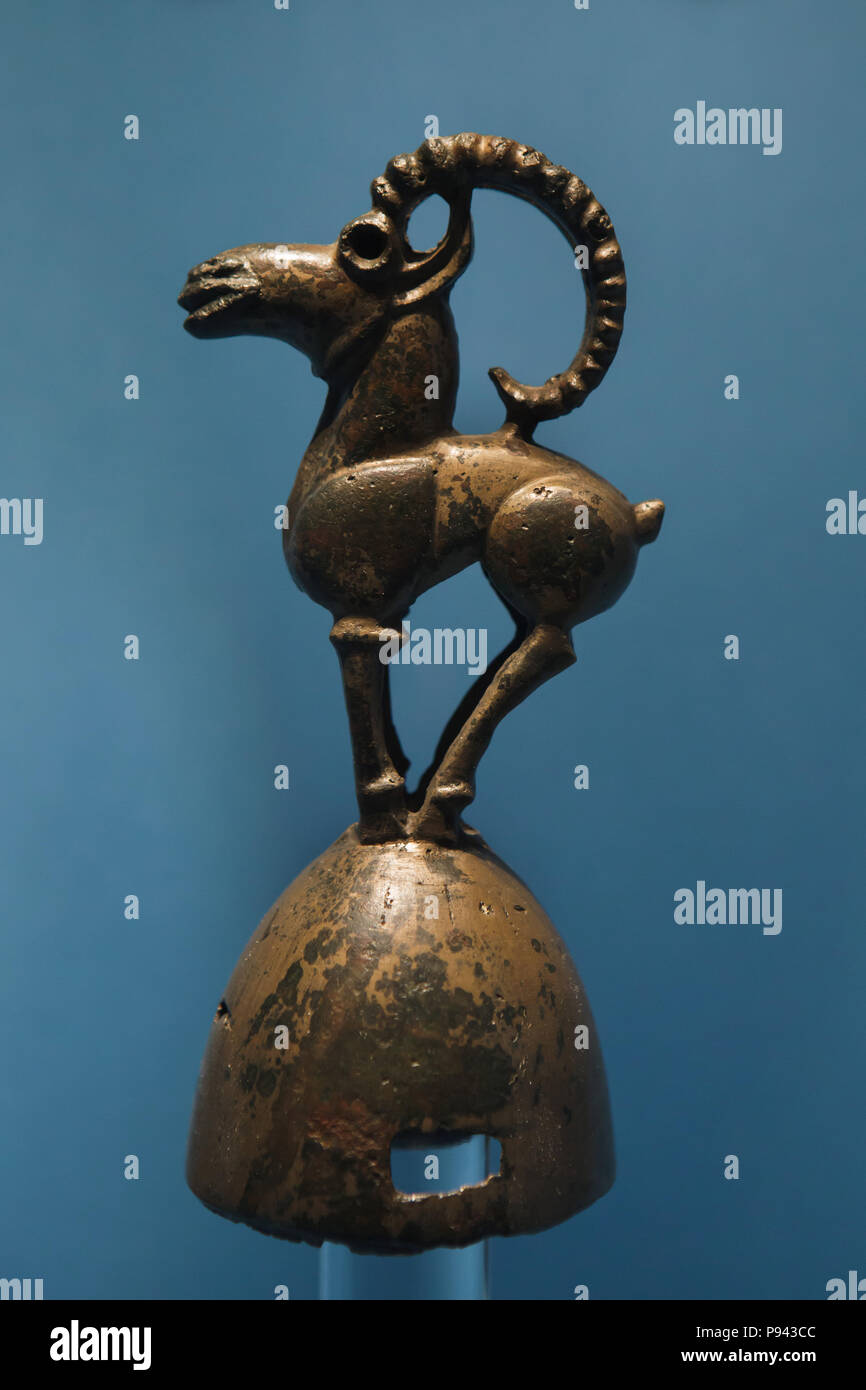 Sibirischen Steinböcke (Capra Pumila) auf dem Bronze terminal von Tagar Kultur von Minusinsk Steppe aus der 8. oder 7 Jahrhundert v. Chr. datiert auf Anzeige in der Eremitage in Sankt Petersburg, Russland dargestellt. Stockfoto