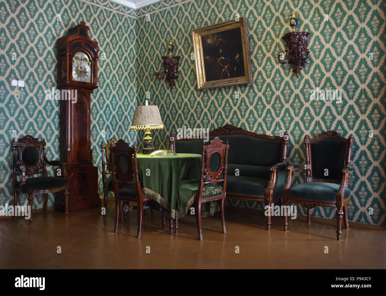 Wohnzimmer in der Gedenkstätte Apartment der russische Schriftsteller  Fjodor Dostojewski in Kuznechny Lane in Sankt Petersburg, Russland. Fjodor  Dostojewski lebte in der Wohnung zweimal in seinem Leben: zuerst für eine  kurze Zeit