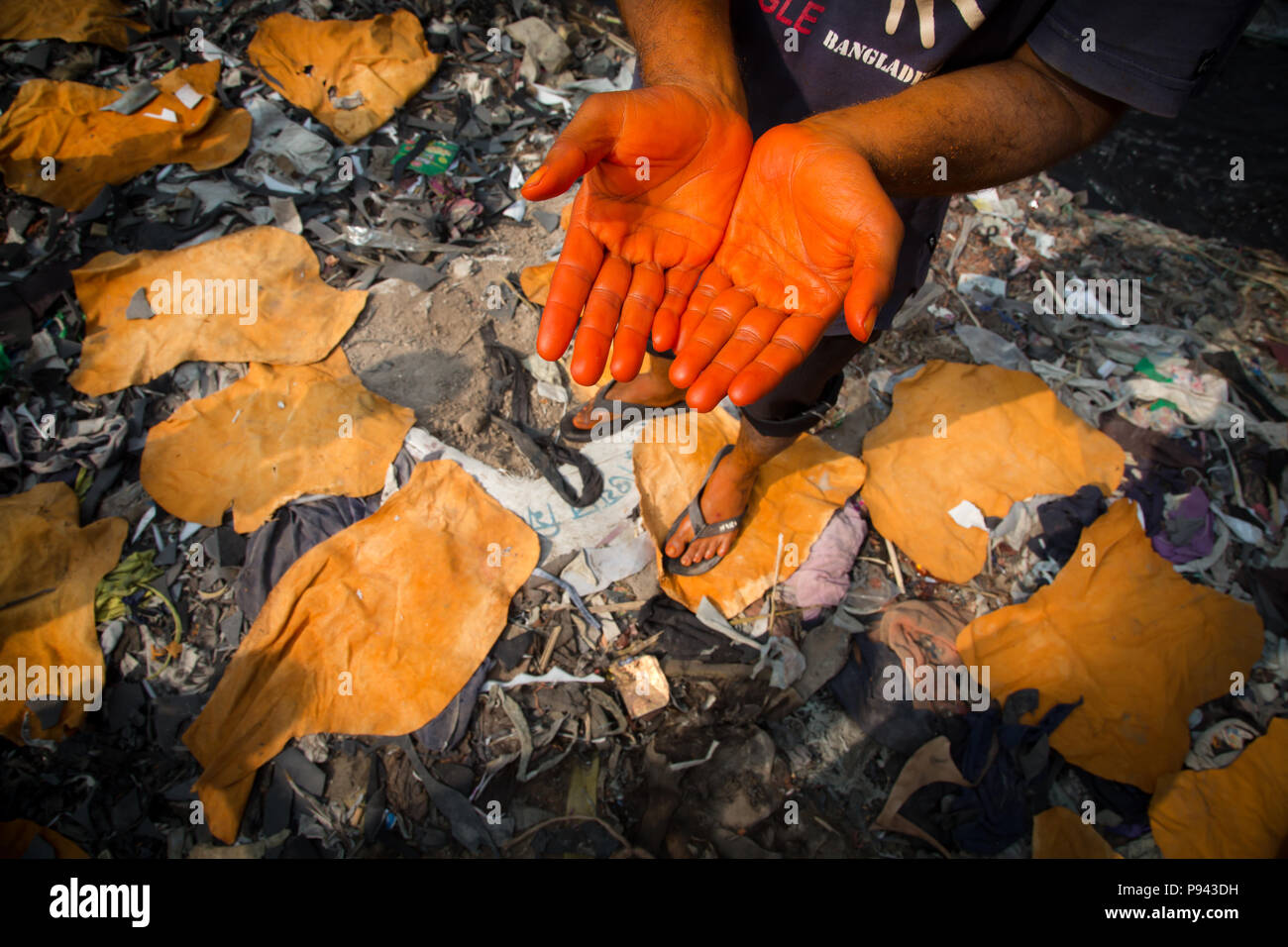 Die Hände des Kindes gefärbt mit Chemikalien in Hazaribagh, leder Fabriken/Gerbereien Bezirk, Dhaka, Bangladesch Stockfoto