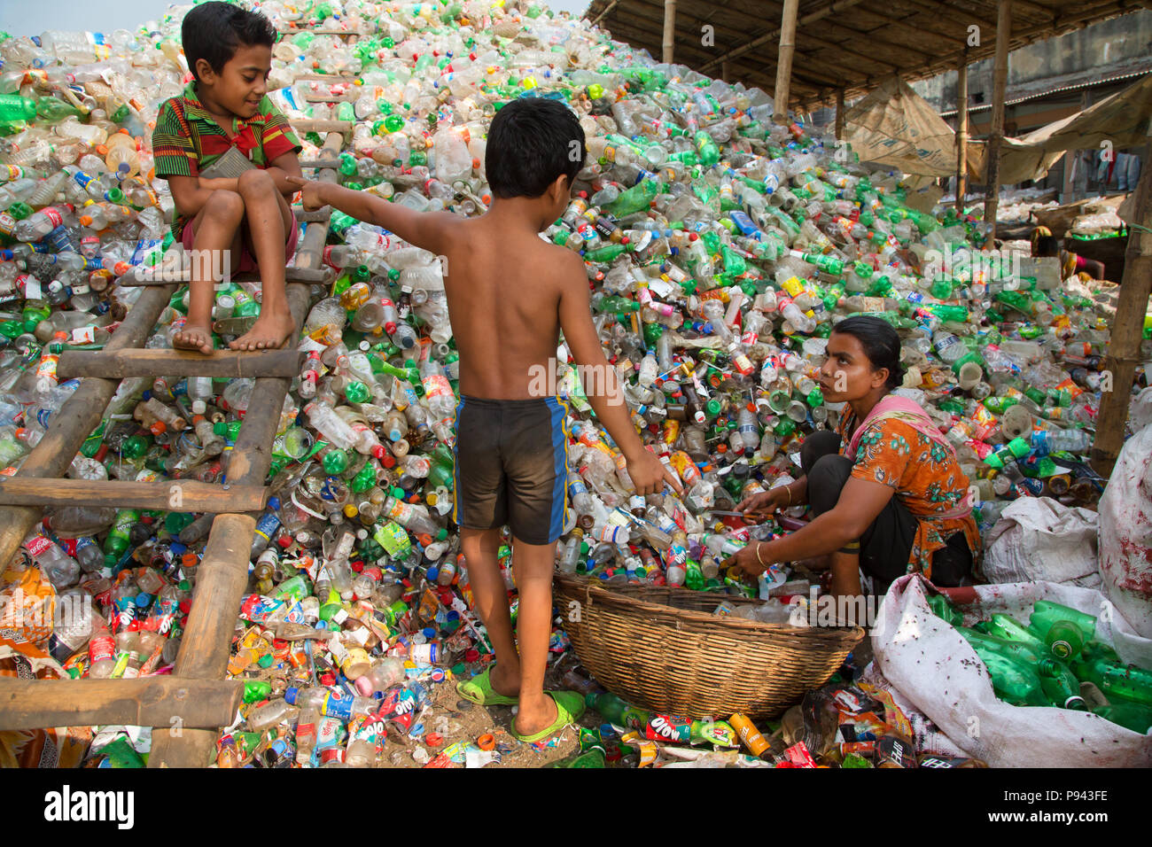 Mutter in Kunststoff Recycling Factory in Hazaribagh, Dhaka, Bangladesch arbeiten Stockfoto