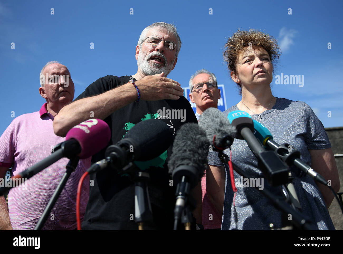 Ehemalige Sinn Féin Präsident Gerry Adams auf einer Pressekonferenz in Connolly House in Belfast, neben prominenten Sinn Fein Mitglieder (von links) Bobby Geschichte, Gerry Kelly, und Caral Ni Chuilin nach einem Sprengstoff gerät Angriff auf seine und Bobby Geschichte der Häuser. Stockfoto