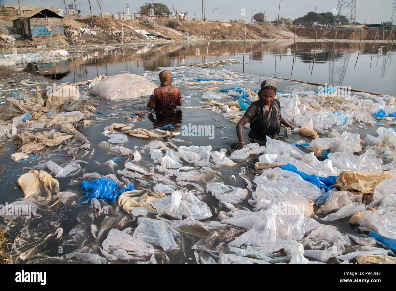 Frauen, die in Teich voller giftiger Abfälle in Hazaribagh, leder Fabriken/Gerbereien Bezirk, Dhaka, Bangladesch Stockfoto