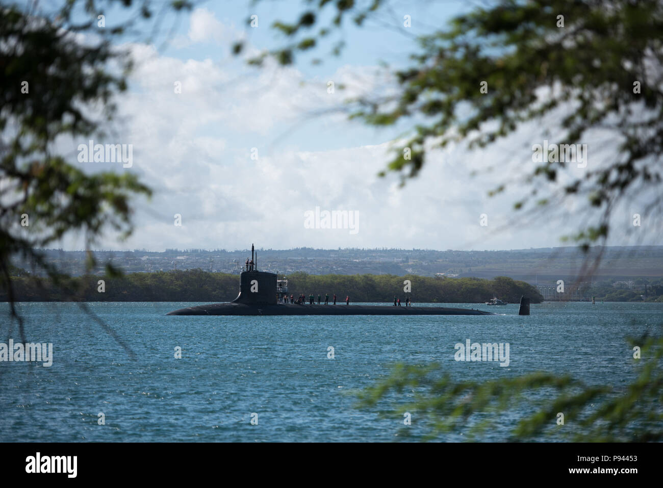 180706-N-KC 128-0054 Pearl Harbor (6. Juli 2018) Das Virginia - Klasse schnelle Angriffs-U-Boot USS Missouri (SSN776) zieht in Pearl Harbor am 6. Juli im Rahmen der halbjährlichen Rand des Pazifik (Rimpac) 2018 maritime Übung. 25 Nationen, 46 Schiffe, 5 U-Boote, über 200 Flugzeuge, und 25.000 Mitarbeiter beteiligen sich an Rimpac vom 27. Juni bis 2. August in und um die hawaiischen Inseln und Südkalifornien. Die weltweit größte internationale maritime Übung RIMPAC bietet eine einzigartige Ausbildung während der Förderung und Erhaltung der kooperative Beziehungen unter den Teilnehmerinnen und Teilnehmern kritisch Stockfoto