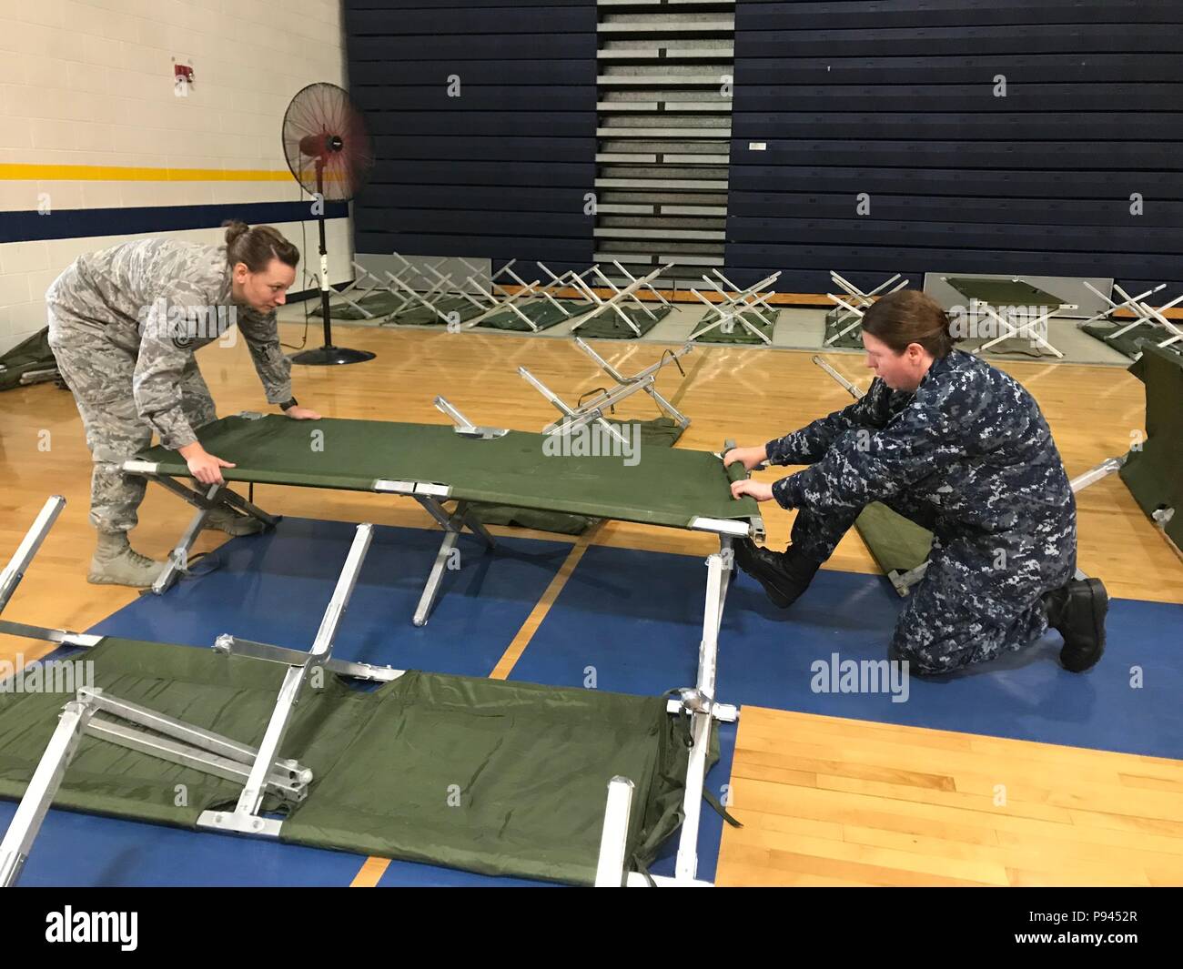 Us Air Force Master Sgt. Rachel Spidell, einem medizinischen Admin von 167 Luftbrücke Flügel der Air National Guard, von Martinsburg, W. Virginia und Hospital Corpsman Chief Petty Officer Lindsey Tompkins, der Moyie Springs, Idaho, von der Marine Reserve Expeditionary medizinische Einrichtung Great Lakes, Great Lakes, Illinois, richten Sie ein Babybett für rund 150 Ärzte und Mitarbeiter Juli 8, 2018, in Warrenton, Ga, die Bewohner werden an fünf Standorten im Osten Central Georgia Innovative Readiness Training Juli 11-18, 2018. Das IRT bietet reale Welt Ausbildungsmöglichkeiten für servicemembers Ein Stockfoto