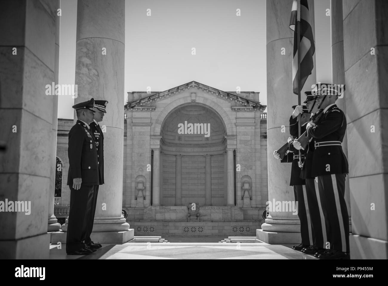 Gen. Thanchaiyan Srisuwan (links), Leiter der Streitkräfte in Thailand; und US-Armee Generalmajor Michael Howard (rechts), Kommandierender General, U.S. Army Military District von Washington; Pause die Flagge von Thailand in der Memorial Amphitheater auf dem Arlington National Cemetery, Arlington, Virginia, 9. Juli 2018 zu Ehren. Srisuwan nahmen an einem bewaffneten Kräfte die volle ehrt Wreath-Laying Zeremonie am Grab des Unbekannten Soldaten und traf mit Armee-nationalen Soldatenfriedhöfe Senior Leadership als Teil von seinem Besuch. (U.S. Armee Foto von Elizabeth Fraser/Arlington National Cemetery/Freigegeben) (Diese ph Stockfoto