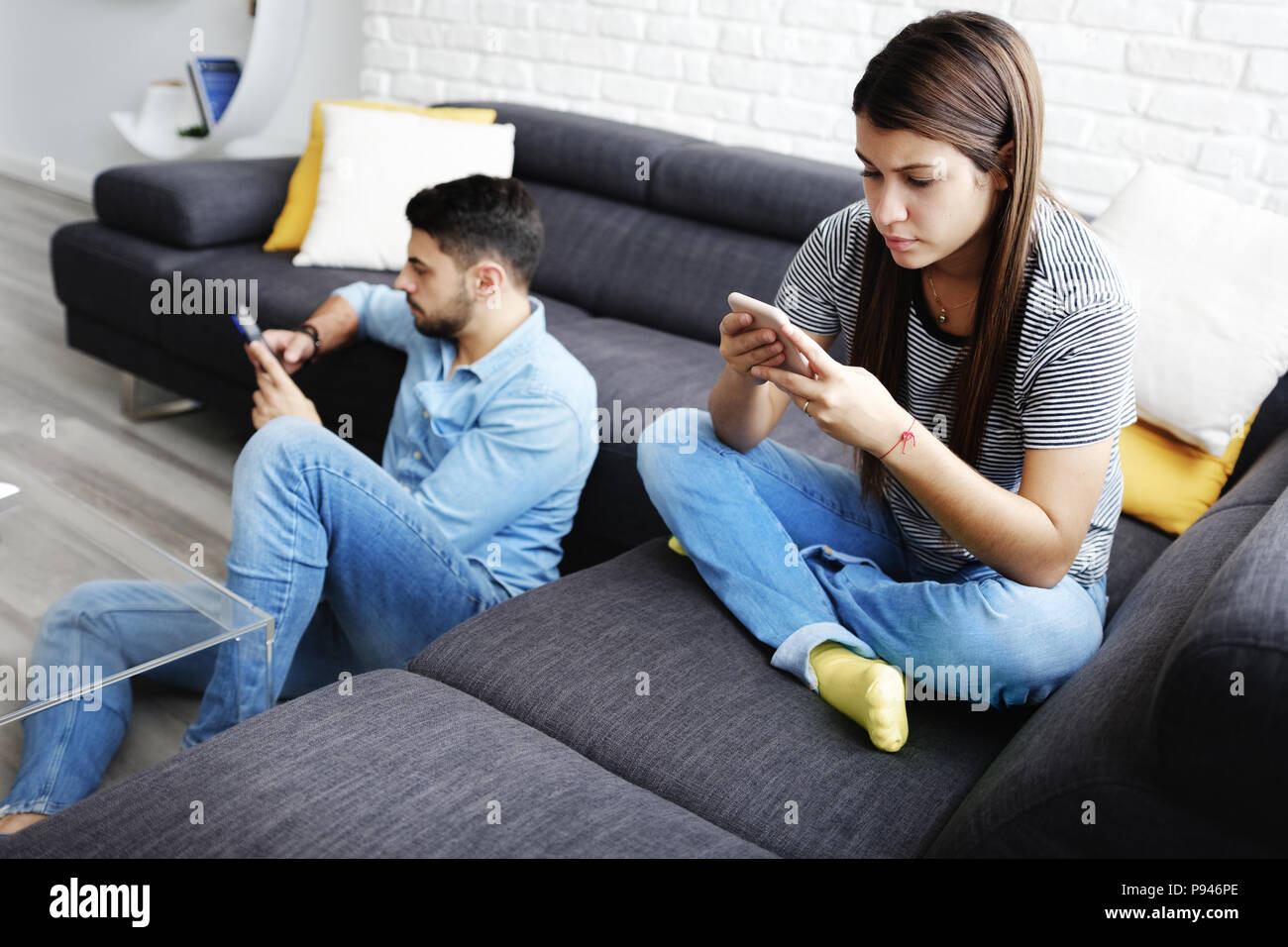 Paar bei Sozialen Netzwerken Süchtig über Telefone Stockfoto