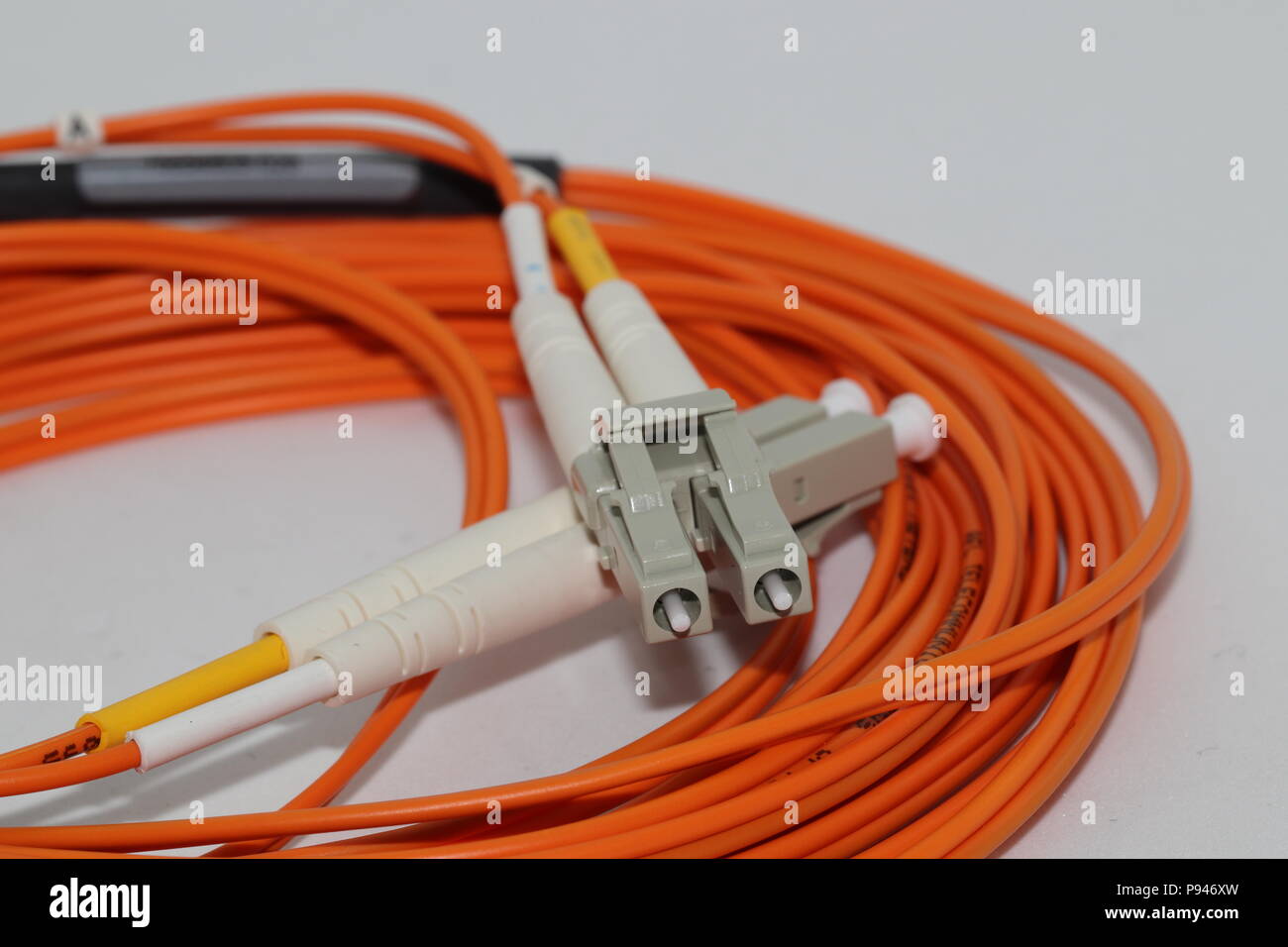 Glasfaserkabel LC Duplex Stecker Patchkabel, auf weißem Hintergrund Stockfoto