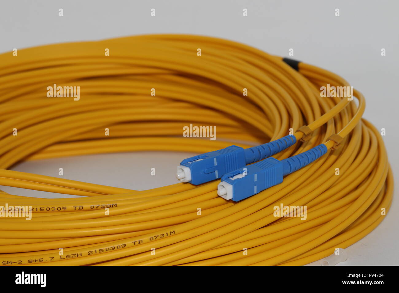 Öffnen LWL SC-Stecker Singlemode-Patchkabel, auf weißem Hintergrund Stockfoto