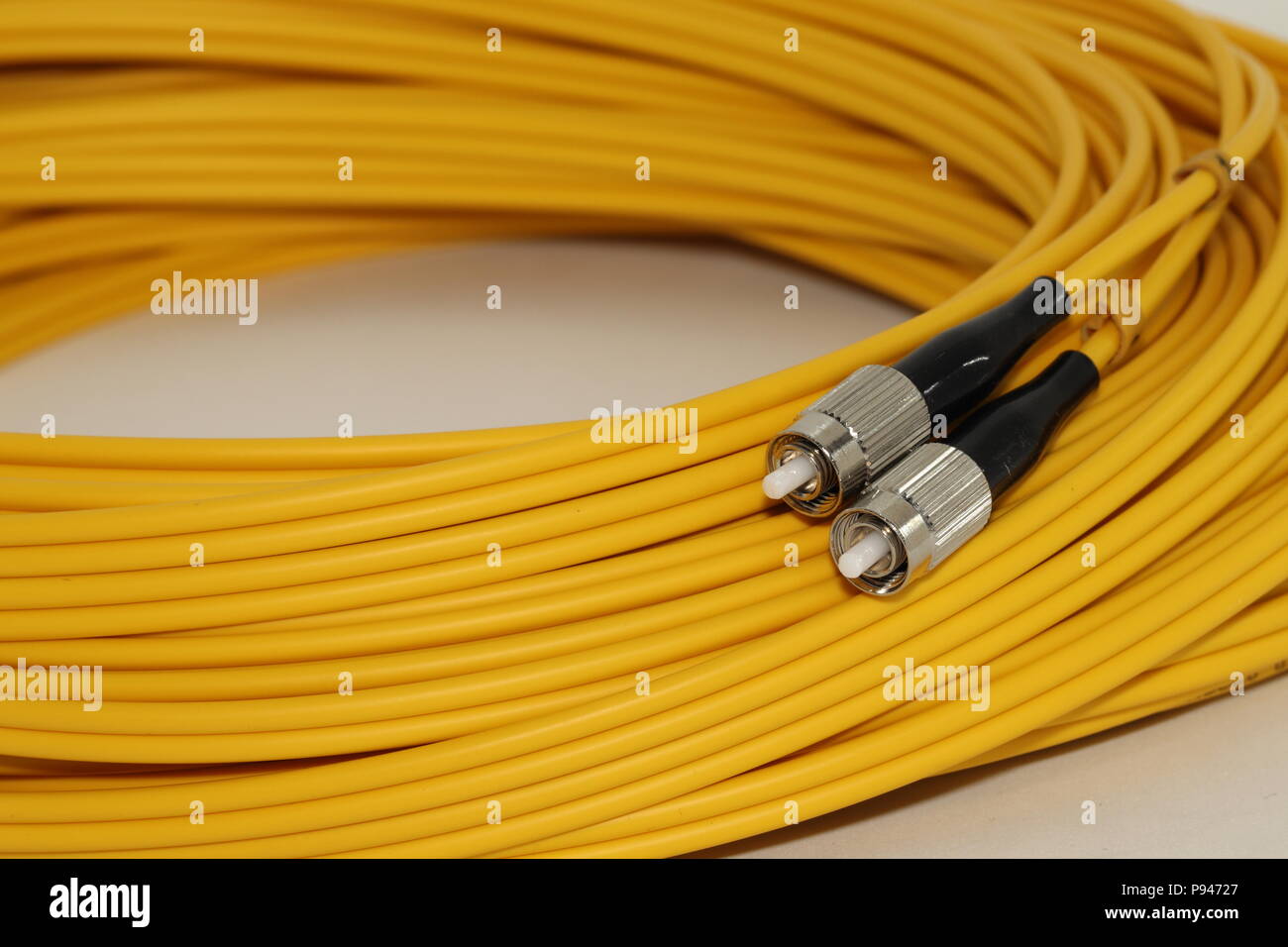 Geöffnet Fiber Optics FC Stecker Patchkabel, auf weißem Hintergrund Stockfoto
