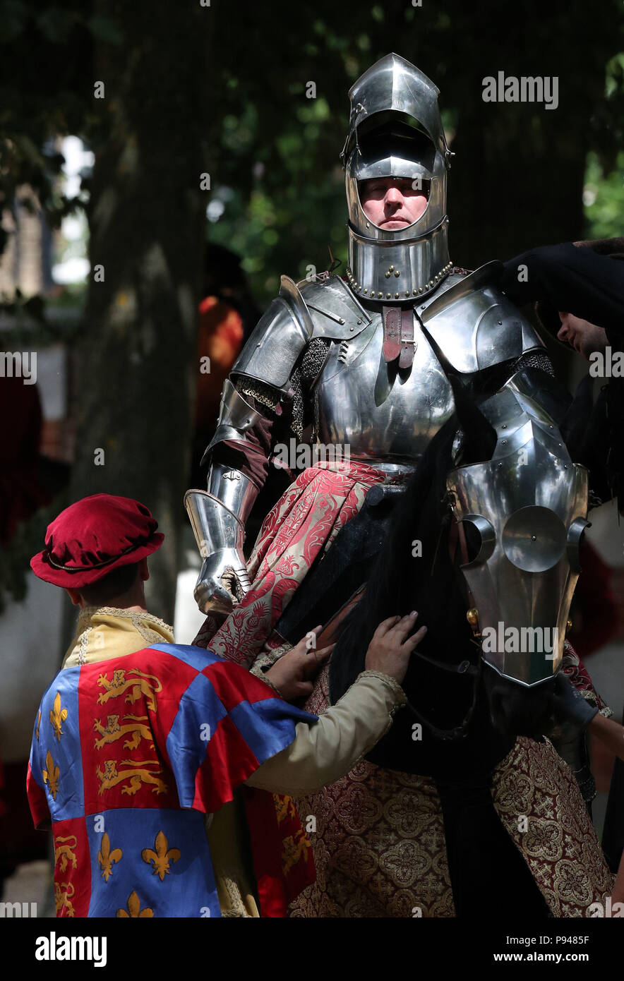 Ein Ritter auf Pferd wartet auf den Beginn der Ritterturnier während der Tudor Turnier Wochenende im Hampton Court Palace, in Richmond upon Thames, Surrey. Stockfoto