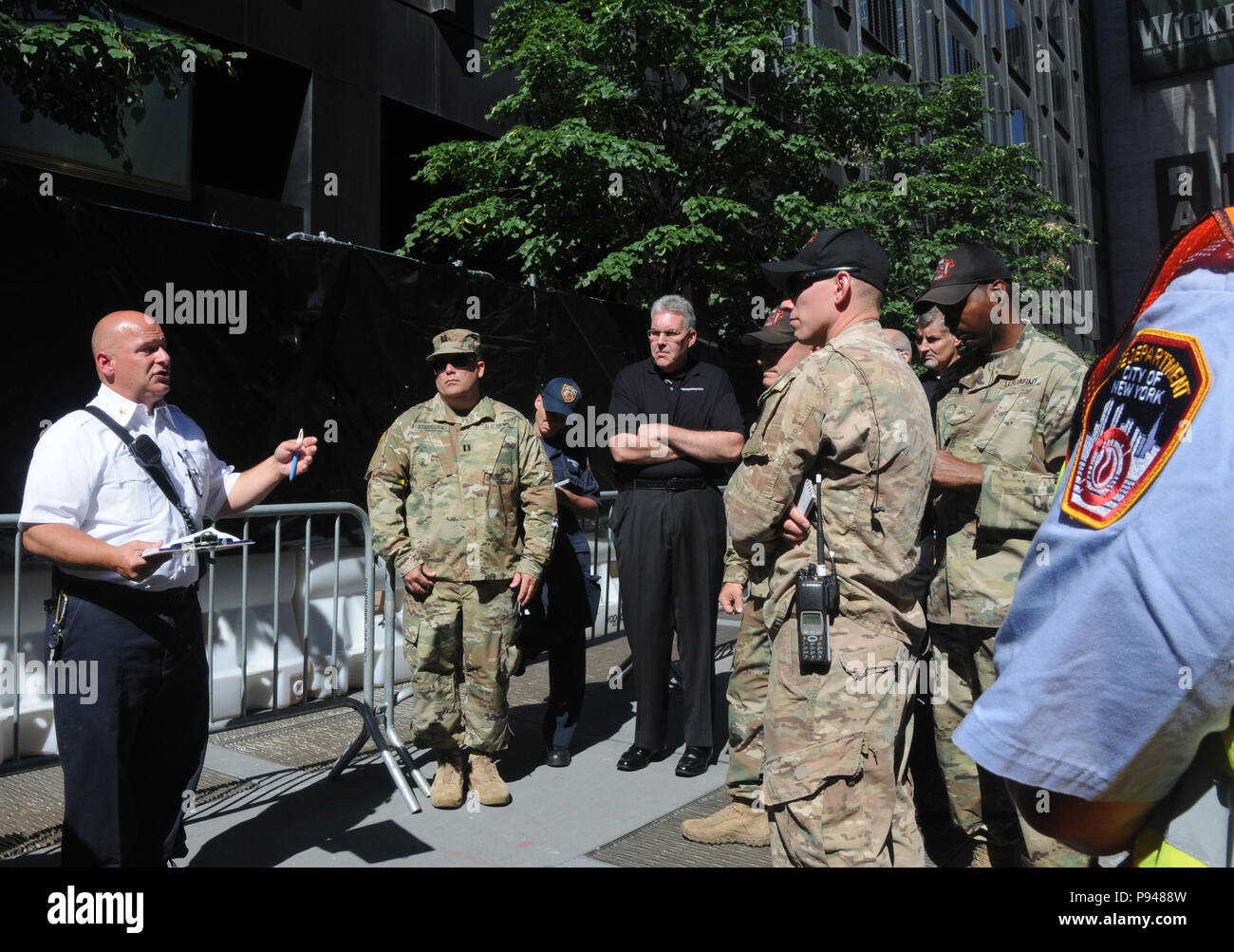 468th Engineer Detachment ist eine Feuerwehreinheit der US Army Reserve innerhalb des 368th Engineer Bataillons unter dem 412th Theater Engineer Command. Das Archivbild dokumentiert Mitarbeiter, die eine Einweisung des Vorfallskommandos von der Leitung der New York City Fire Department Haz-Mat vor einer gemeinsamen CBRN-Trainingsübung in der Times Square Church am 10. Juli 2018 erhalten haben. Stockfoto