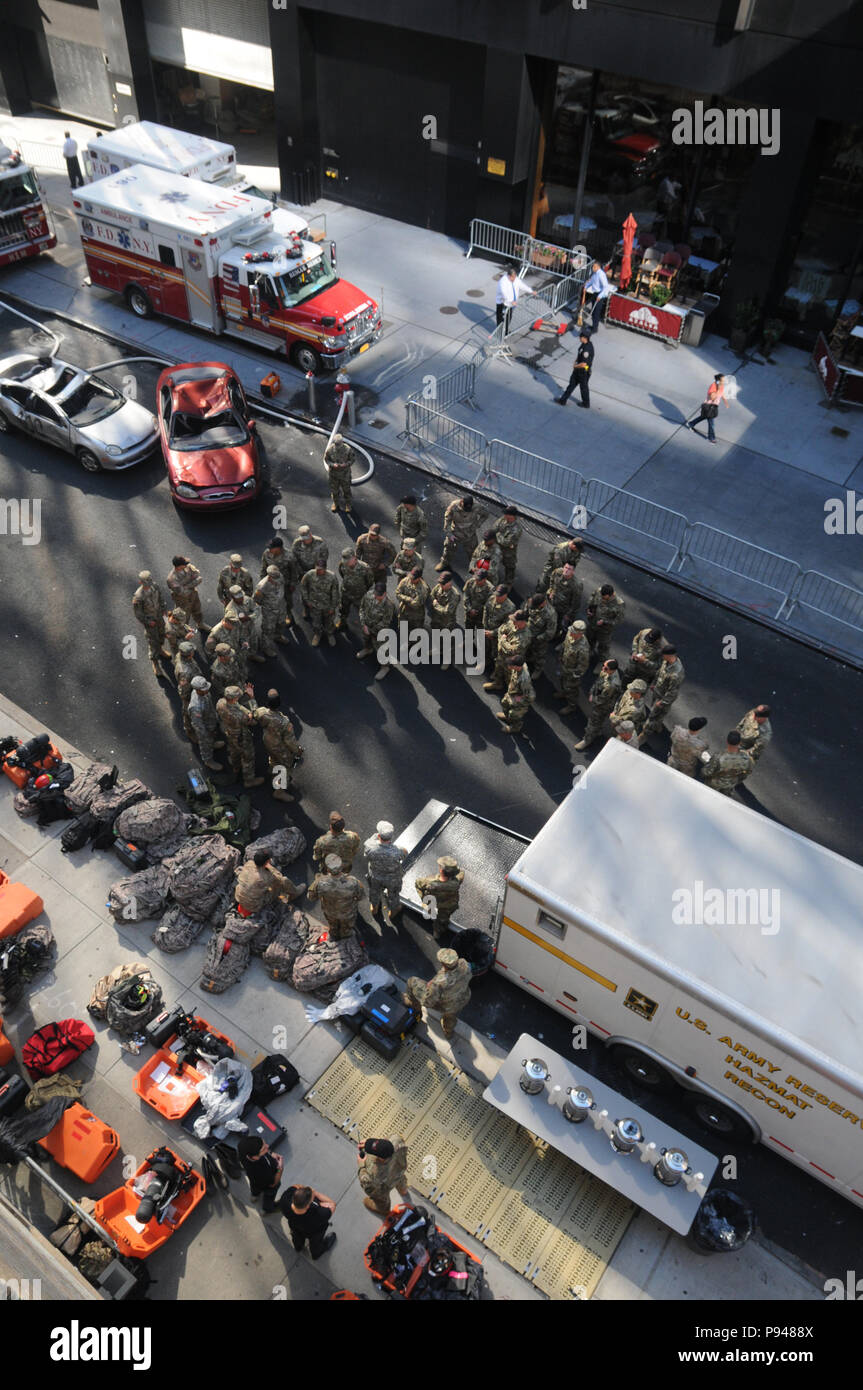 Us-Armee finden Soldaten des 468Th Engineer Detachment (Brandbekämpfung Hauptsitz), 368 Techniker Bataillon, 302d Manöver Verbesserung Brigade, 412 Theater Ingenieur Befehl informiert sind vor der New York City chemischen, biologischen, radiologischen und nuklearen (CBRN) Gemeinsame Ausbildung Übung (JTE) am Times Square Church in New York City, New York, 10. Juli 2018. Die New York City Feuerwehr FDNY mit US-Armee Northern Command durchgeführt Die jte Simulation von CBRN-Veranstaltungen die geeignete Antwort von Ersthelfern zu maximieren. (U.S. Armee finden Foto von Sgt. 1. Klasse C Stockfoto